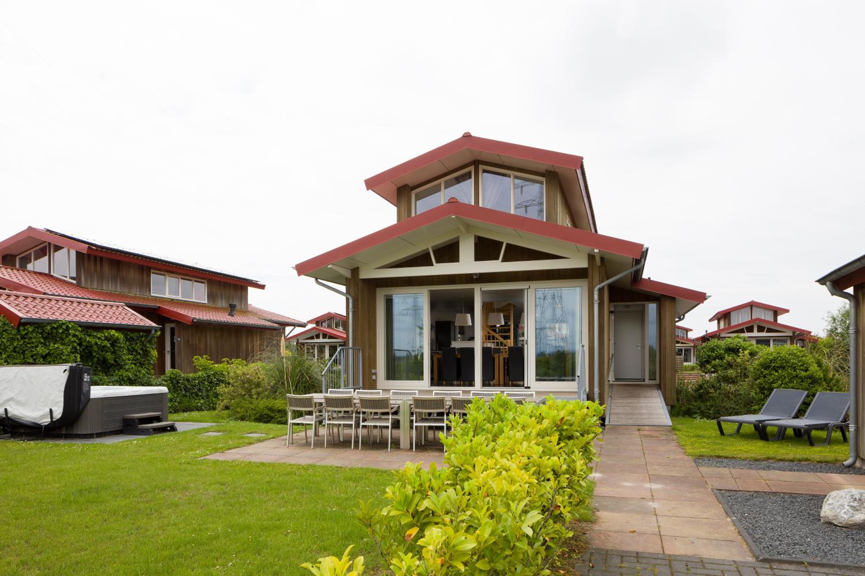 Five-Bedroom House photo 2