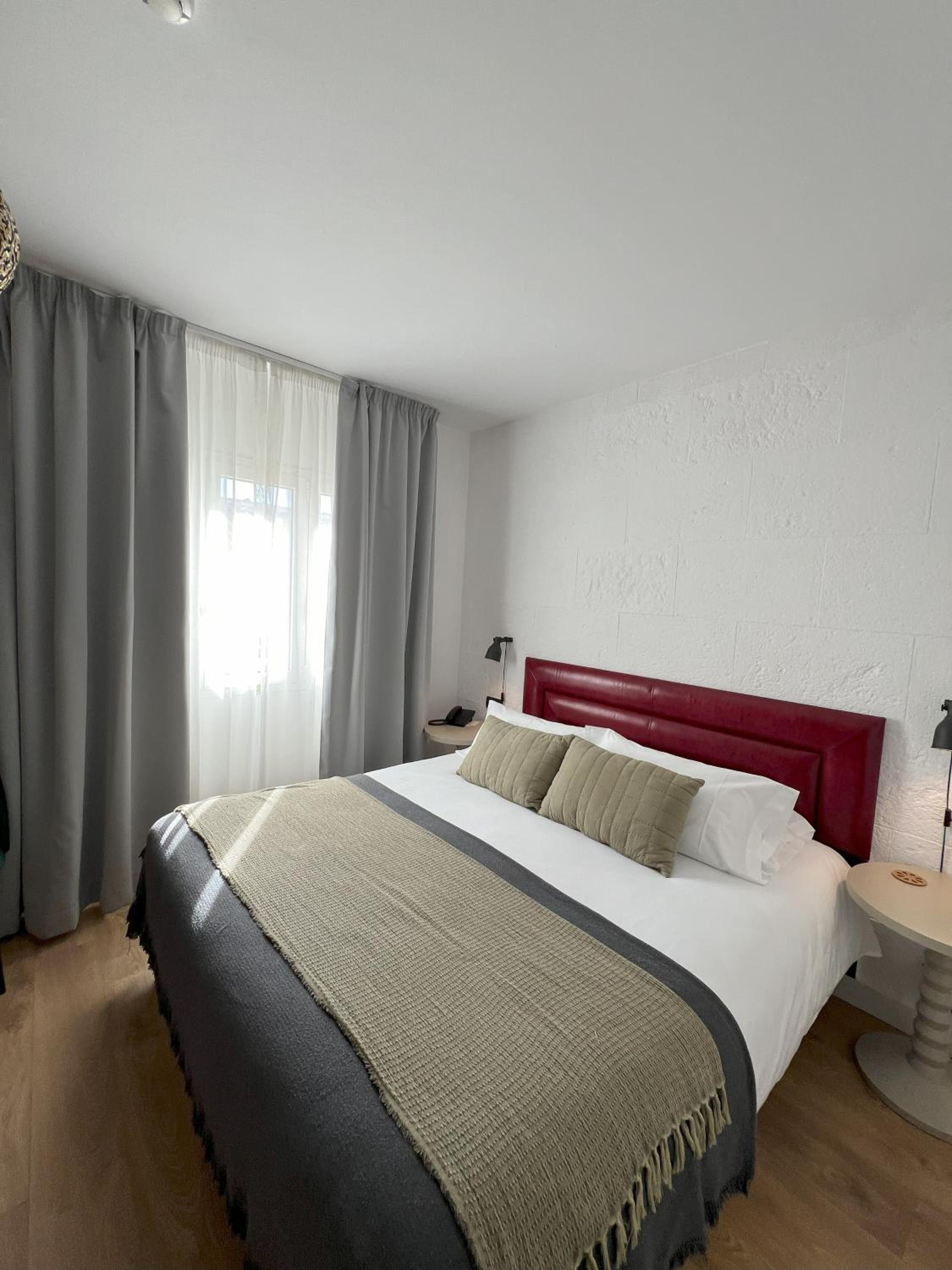 Deluxe Double or Twin Room - Photo 11