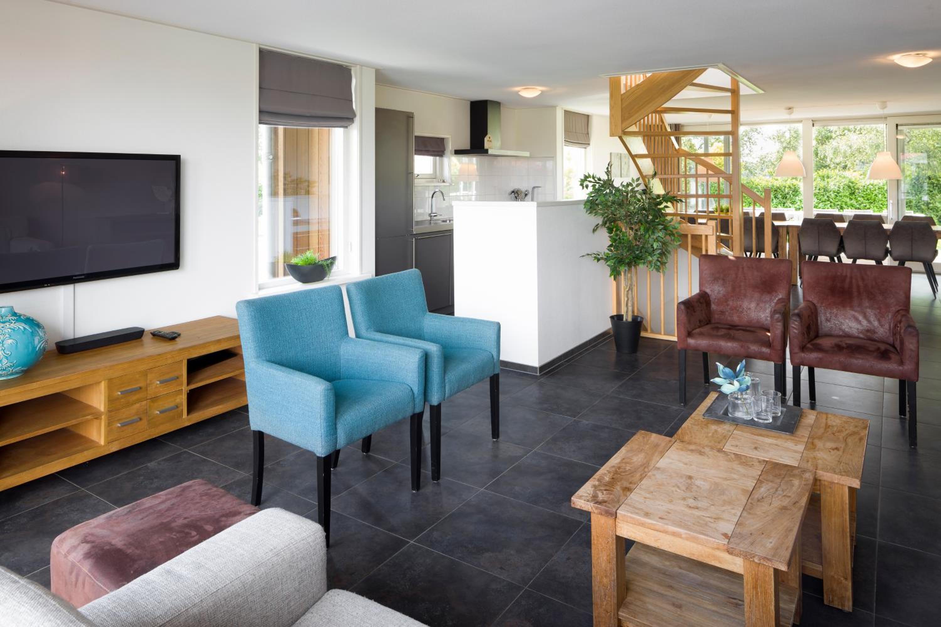 Six-Bedroom House photo 2