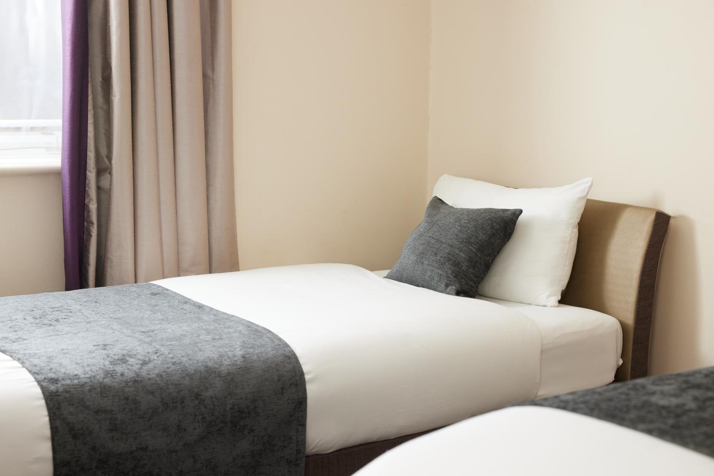 Twin Room - Photo 4