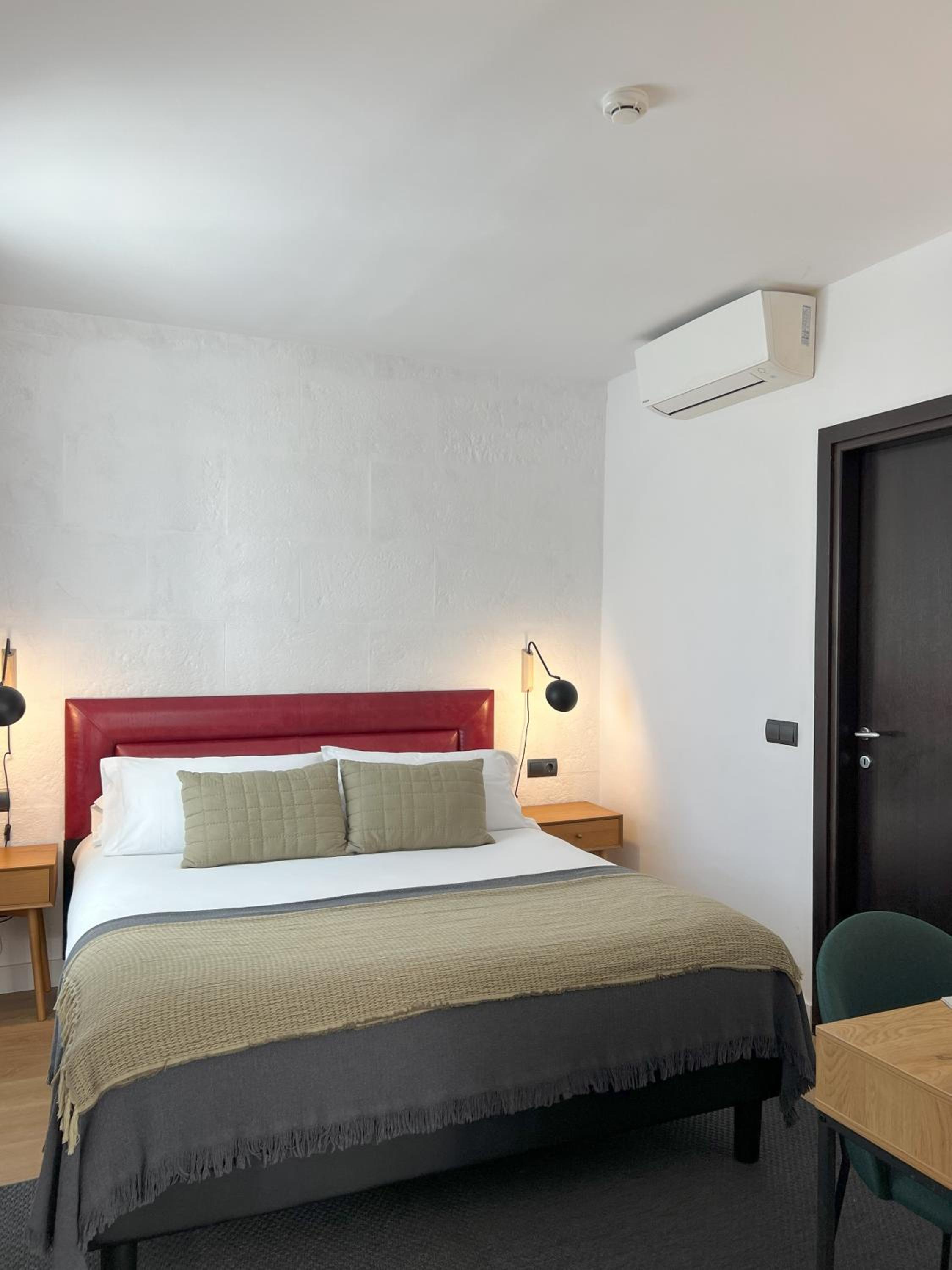Suite - Photo 1
