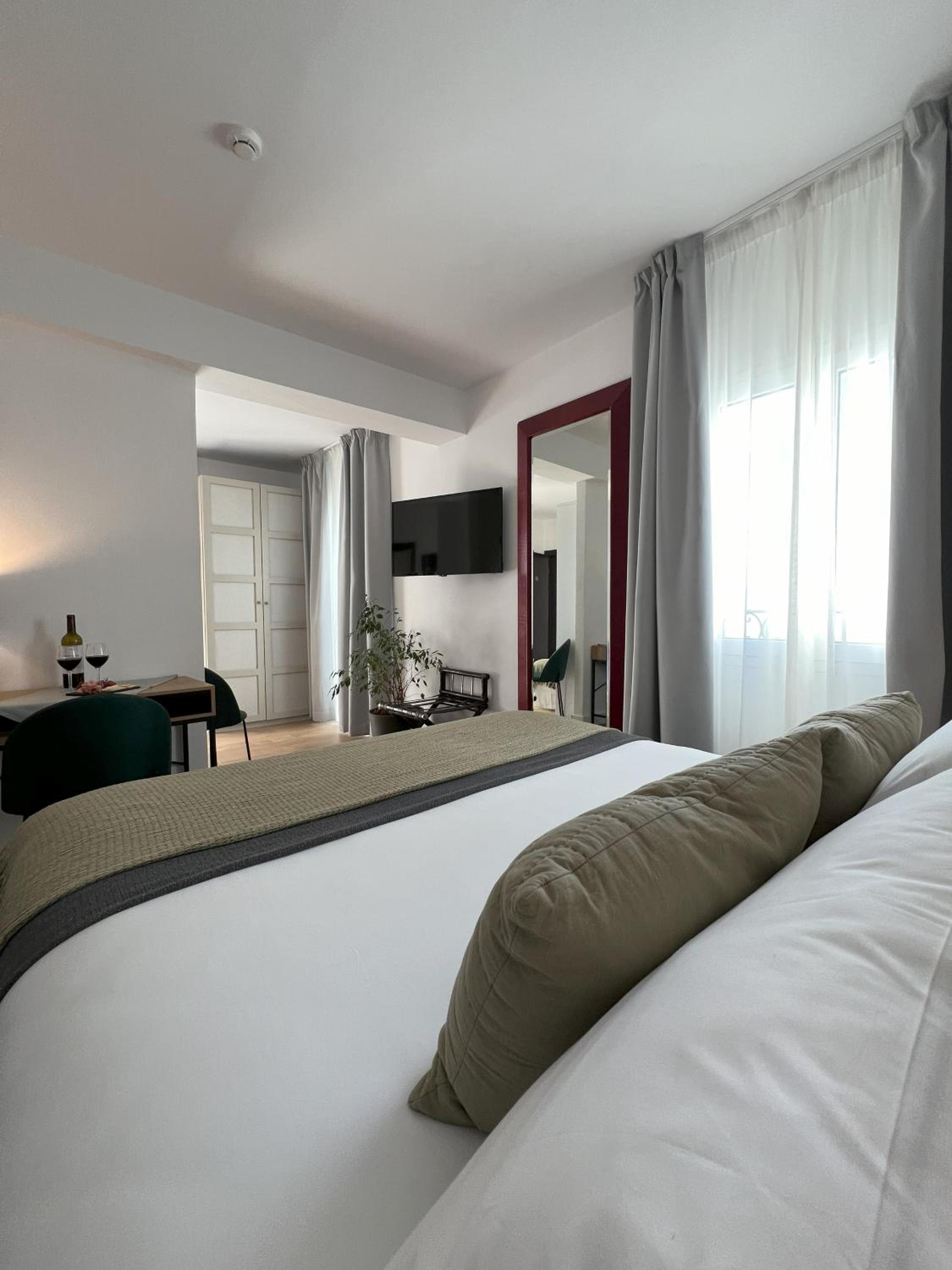 Suite - Photo 24
