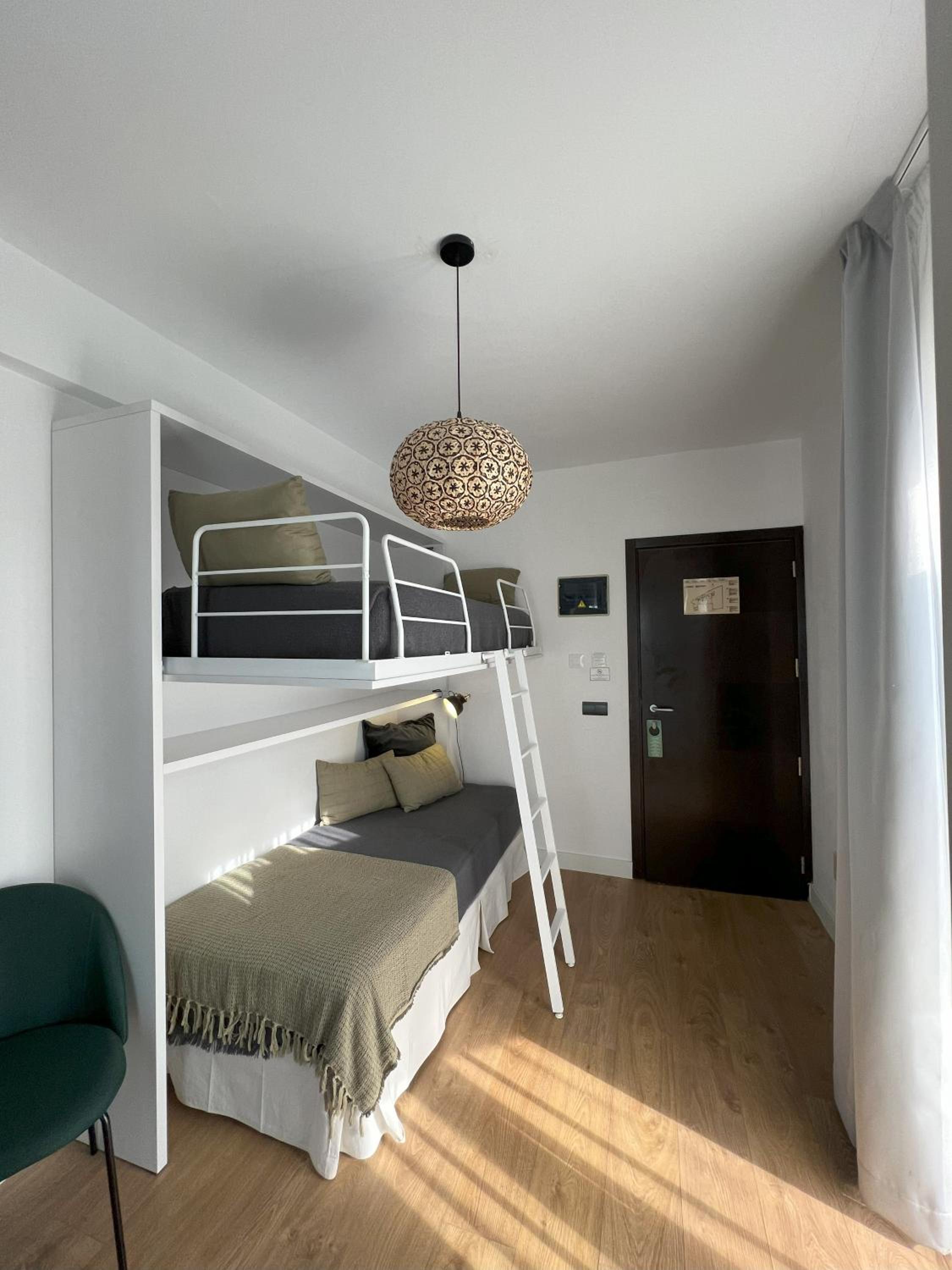 Suite - Photo 28