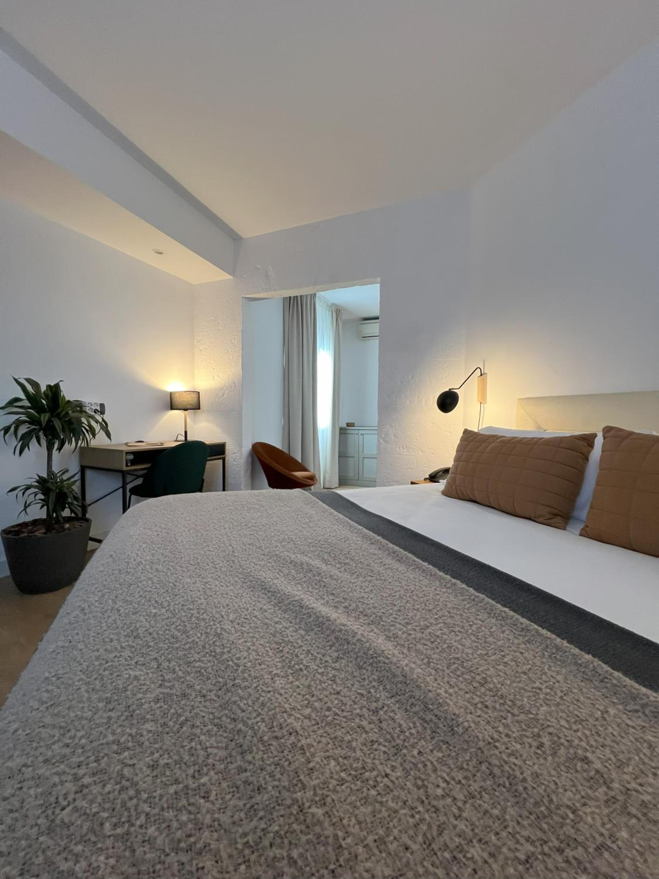 Suite - Photo 29