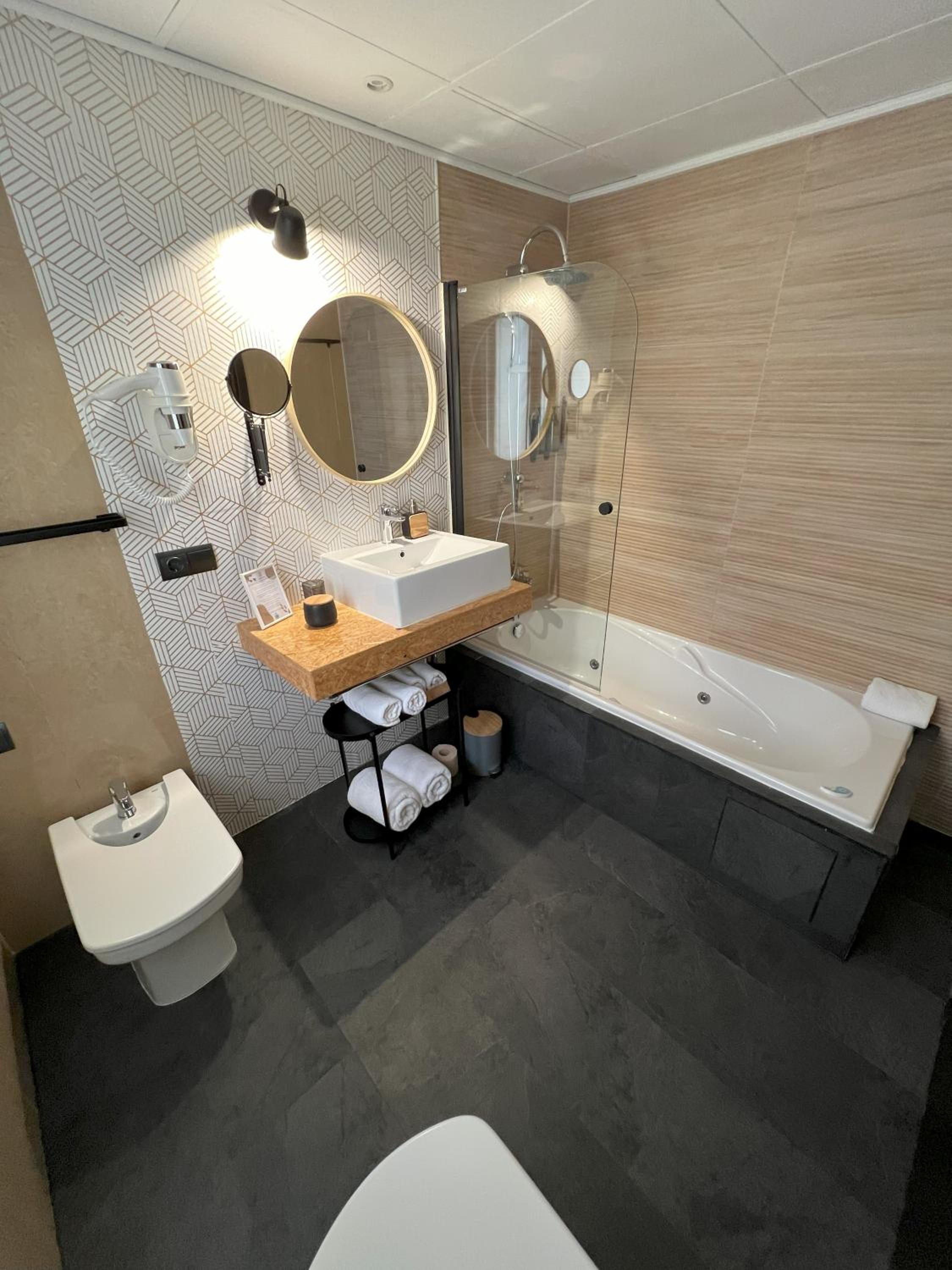Deluxe Double or Twin Room - Photo 16