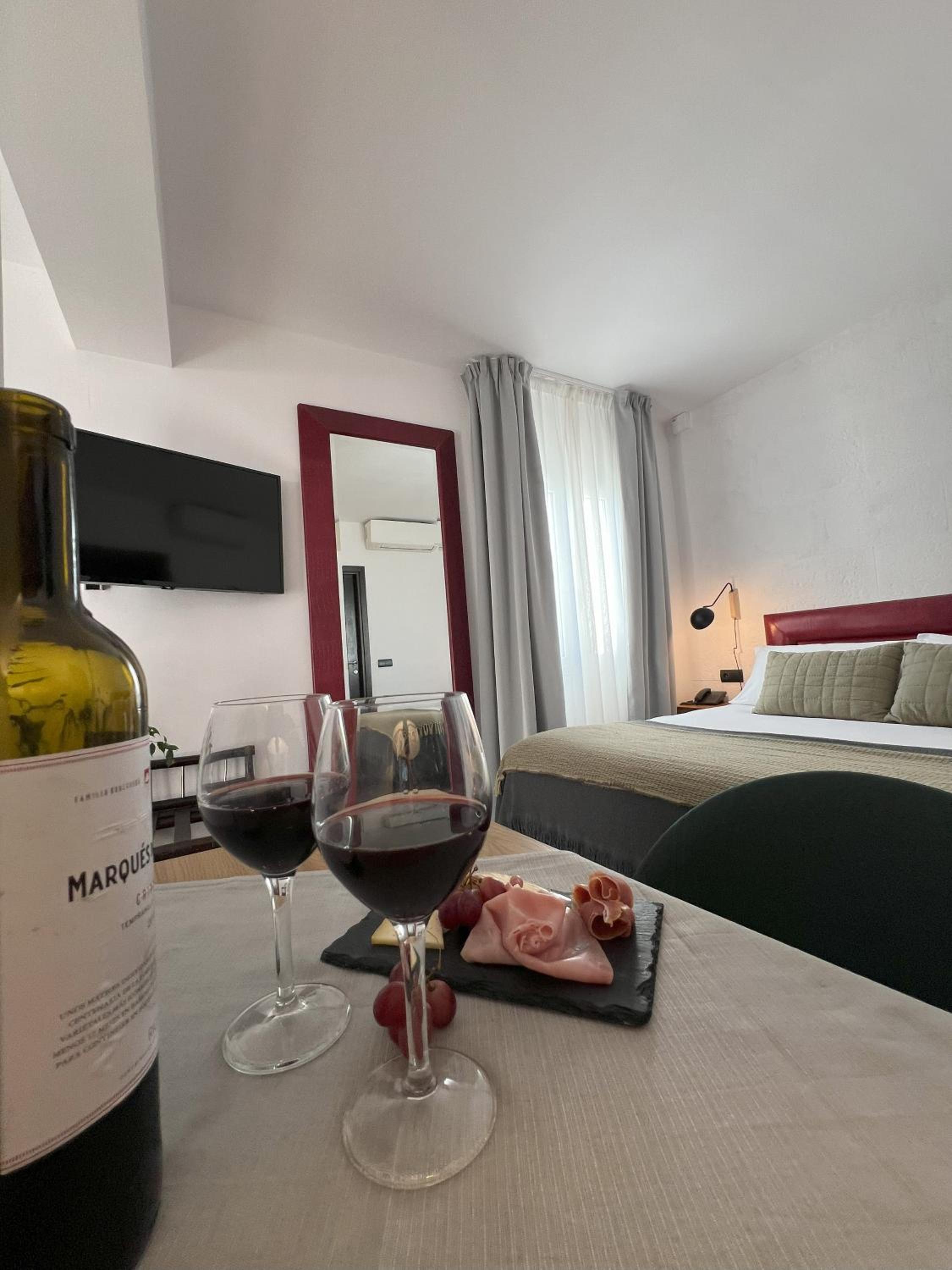 Suite - Photo 11