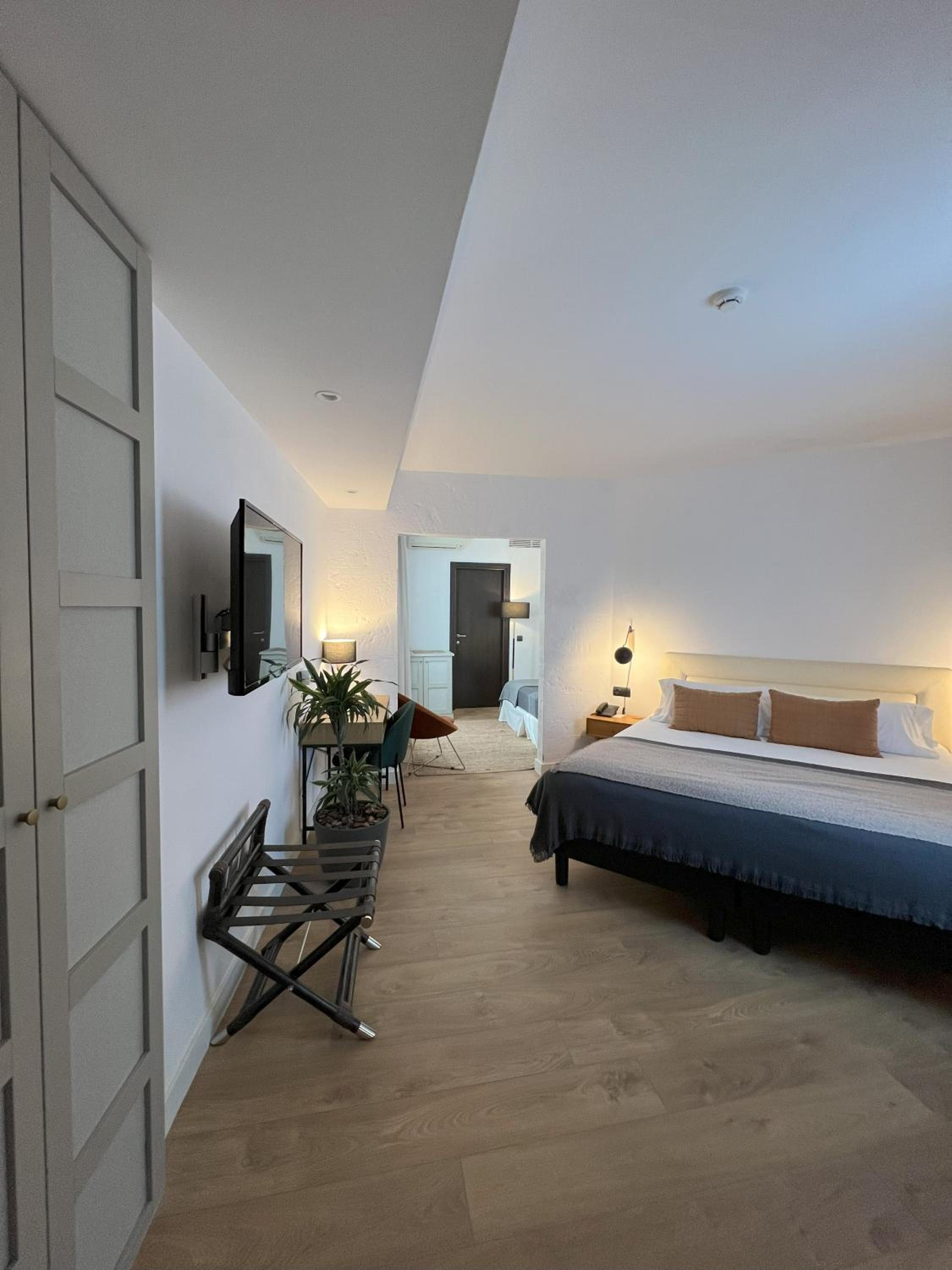 Suite - Photo 13