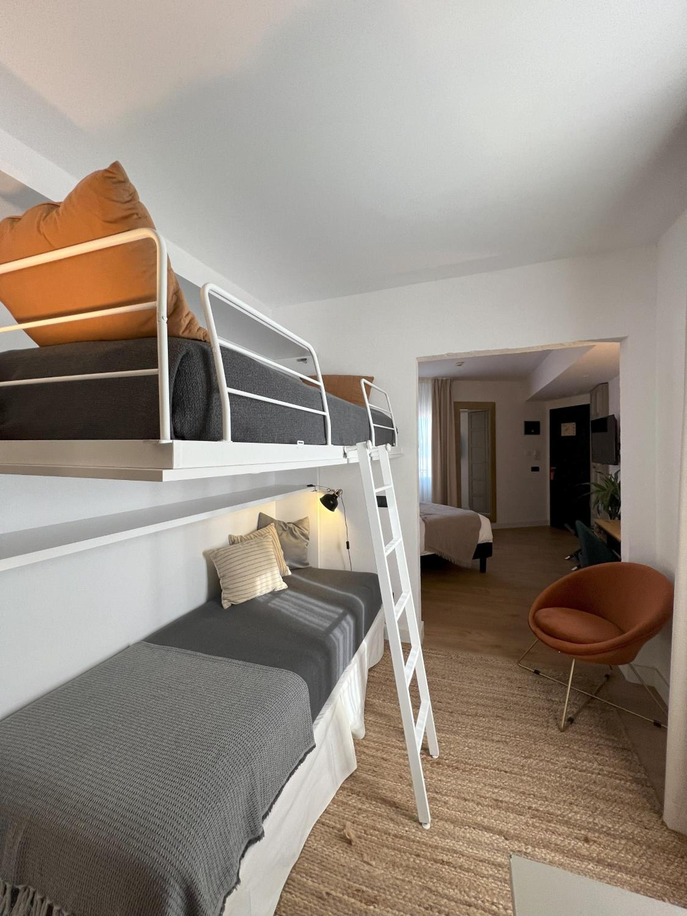 Suite - Photo 16
