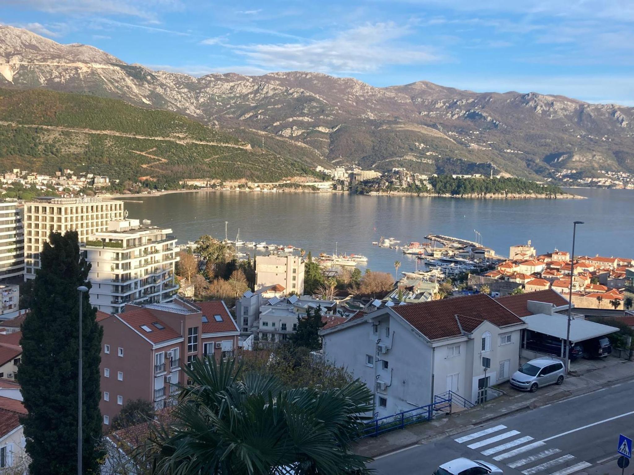 Apartment with View and Balcony photo 2