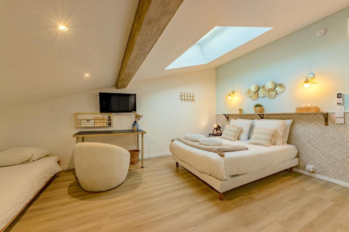 Deluxe Double Room (2 Adults + 1 Child) photo 1