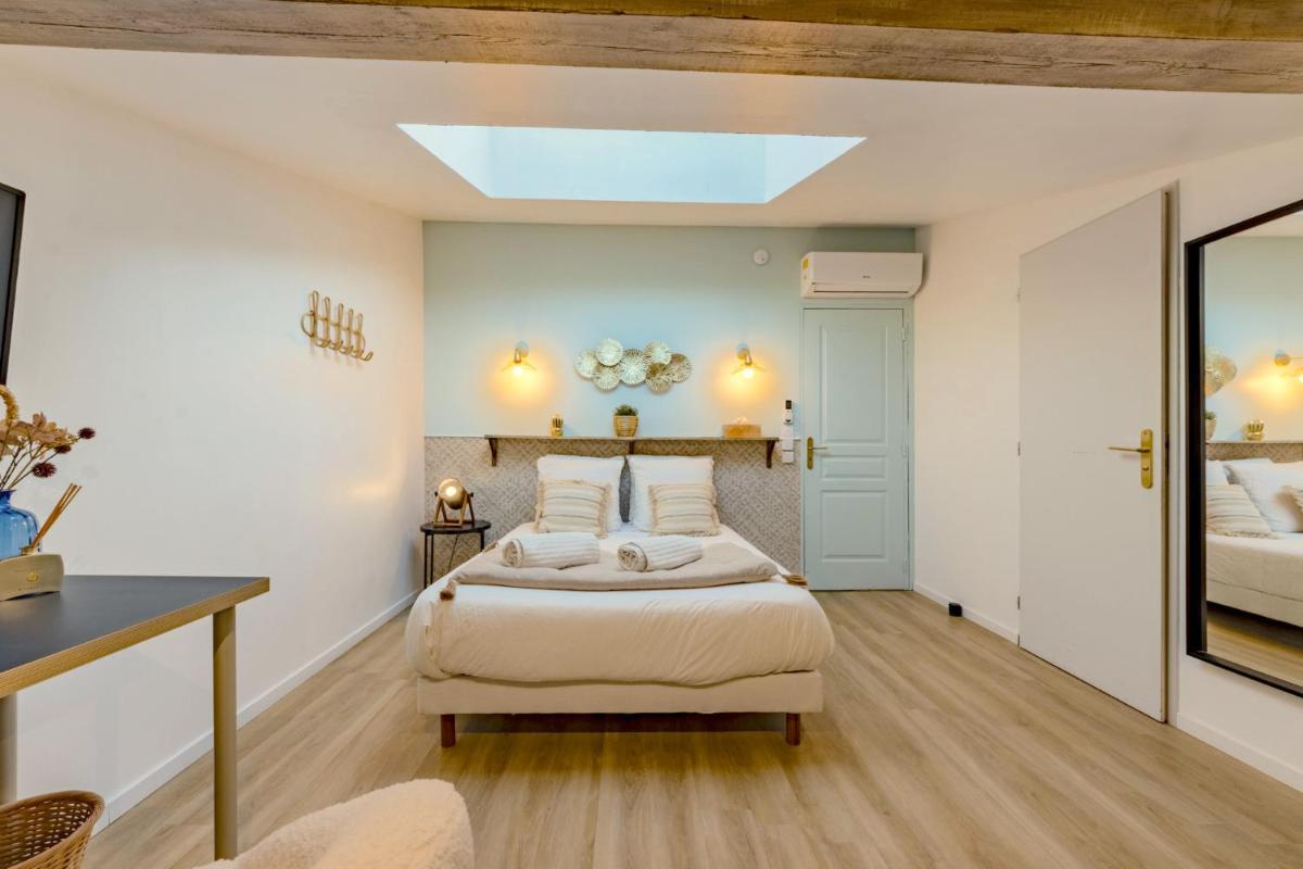 Deluxe Double Room (2 Adults + 1 Child) photo 2