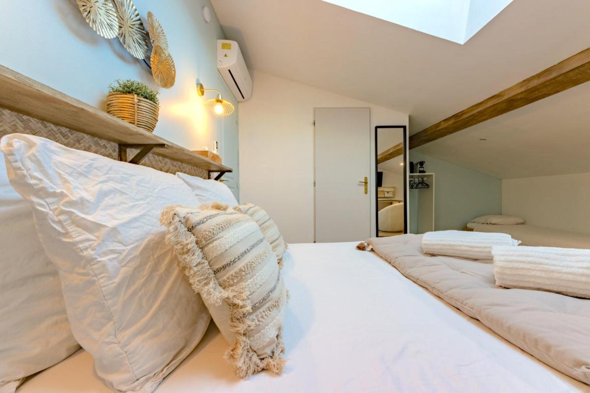 Deluxe Double Room (2 Adults + 1 Child) photo 3