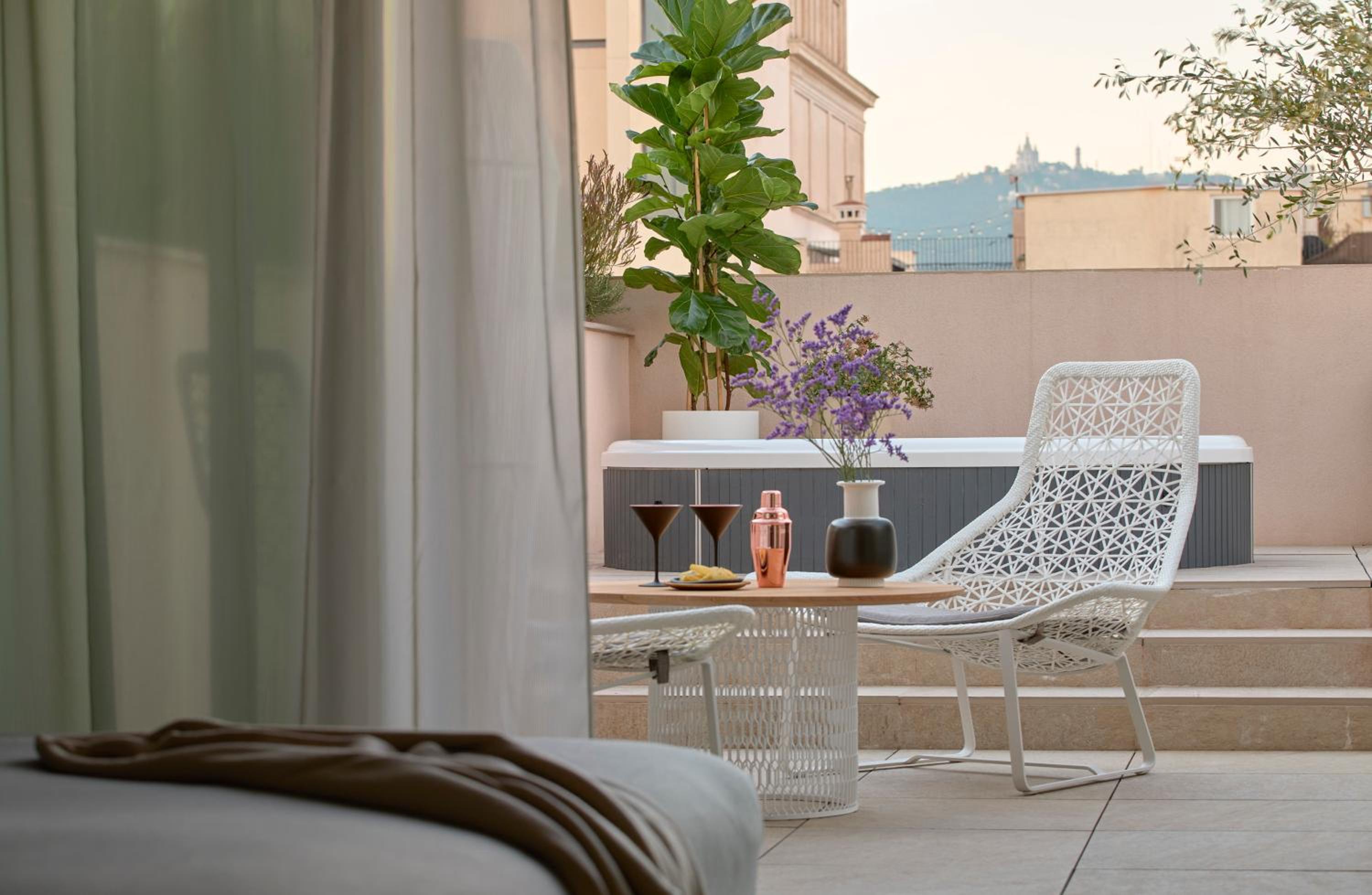 Studio ME + Suite Terrace and Jacuzzi Sagrada Familia