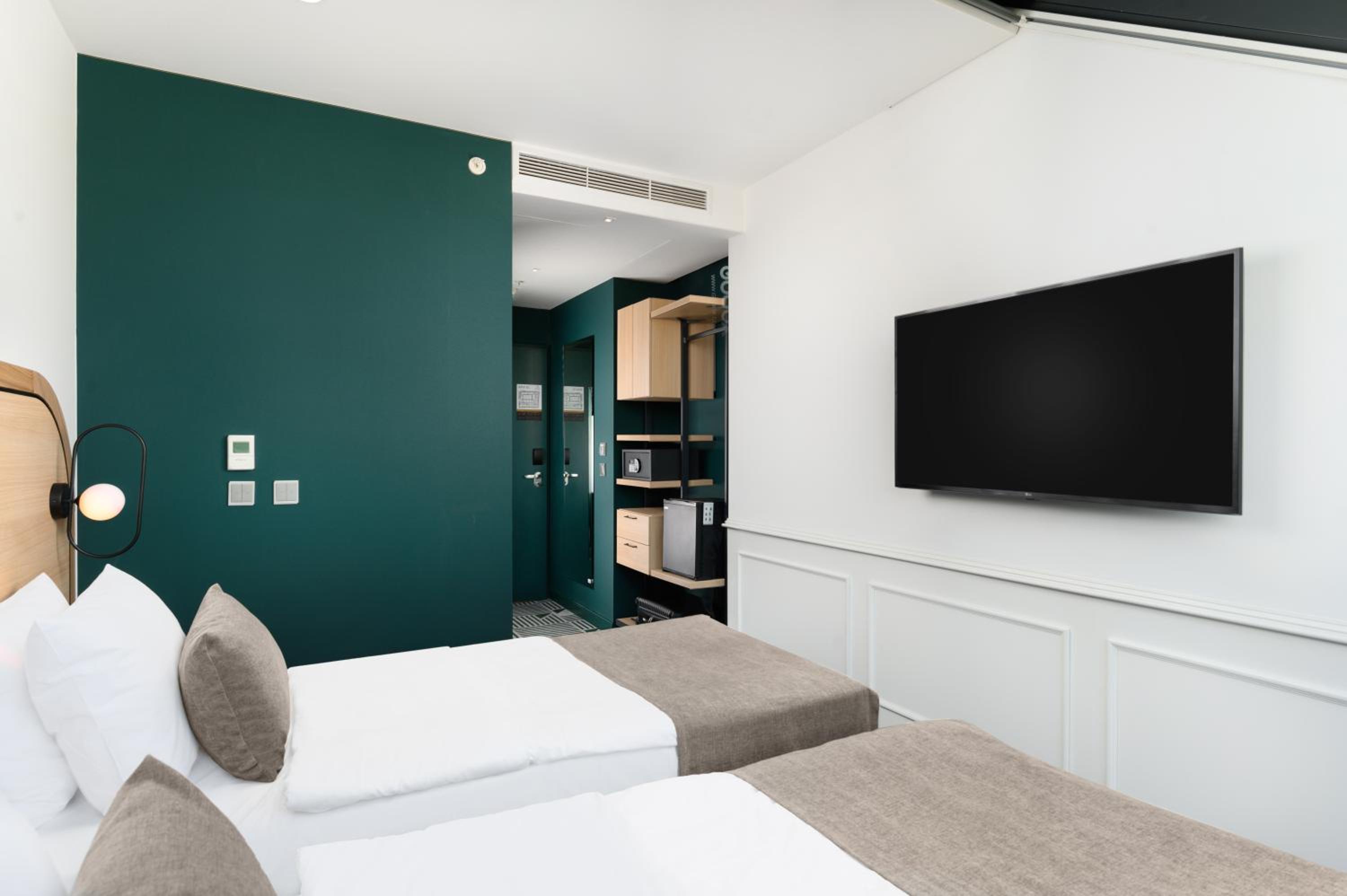 Superior Top Floor Twin Room thumbnail 6