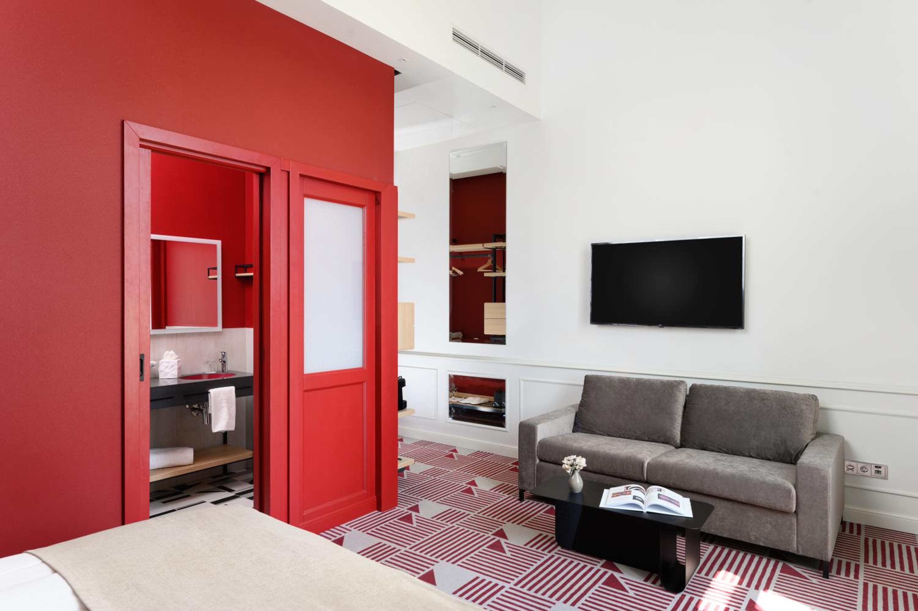 Deluxe Plus Room thumbnail 5