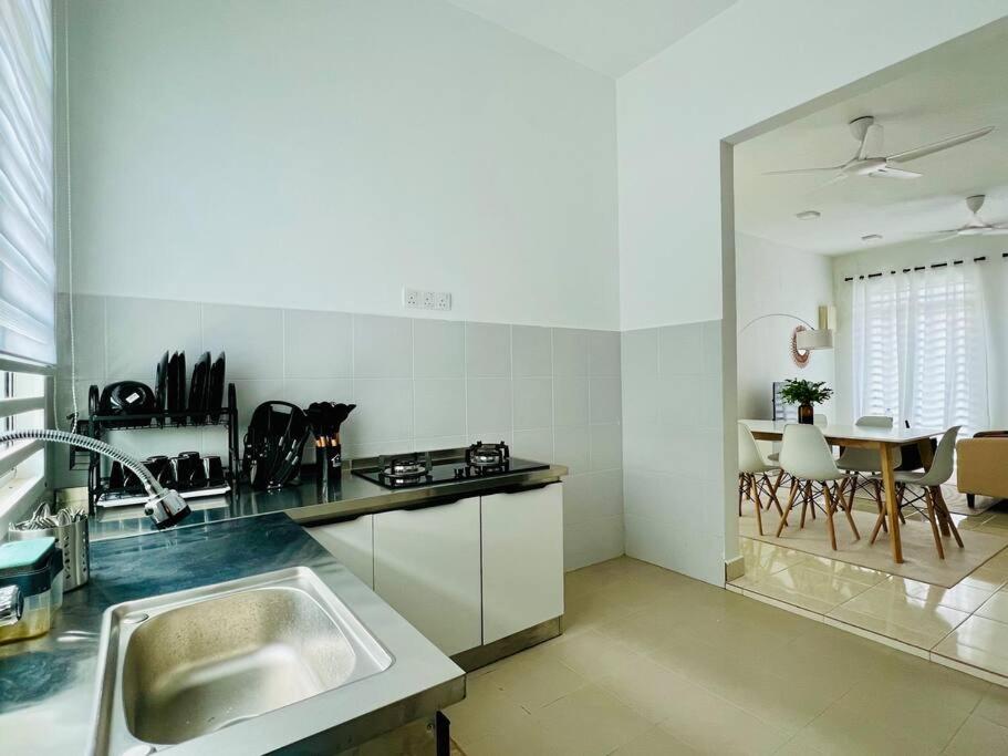 Four-Bedroom House photo 3
