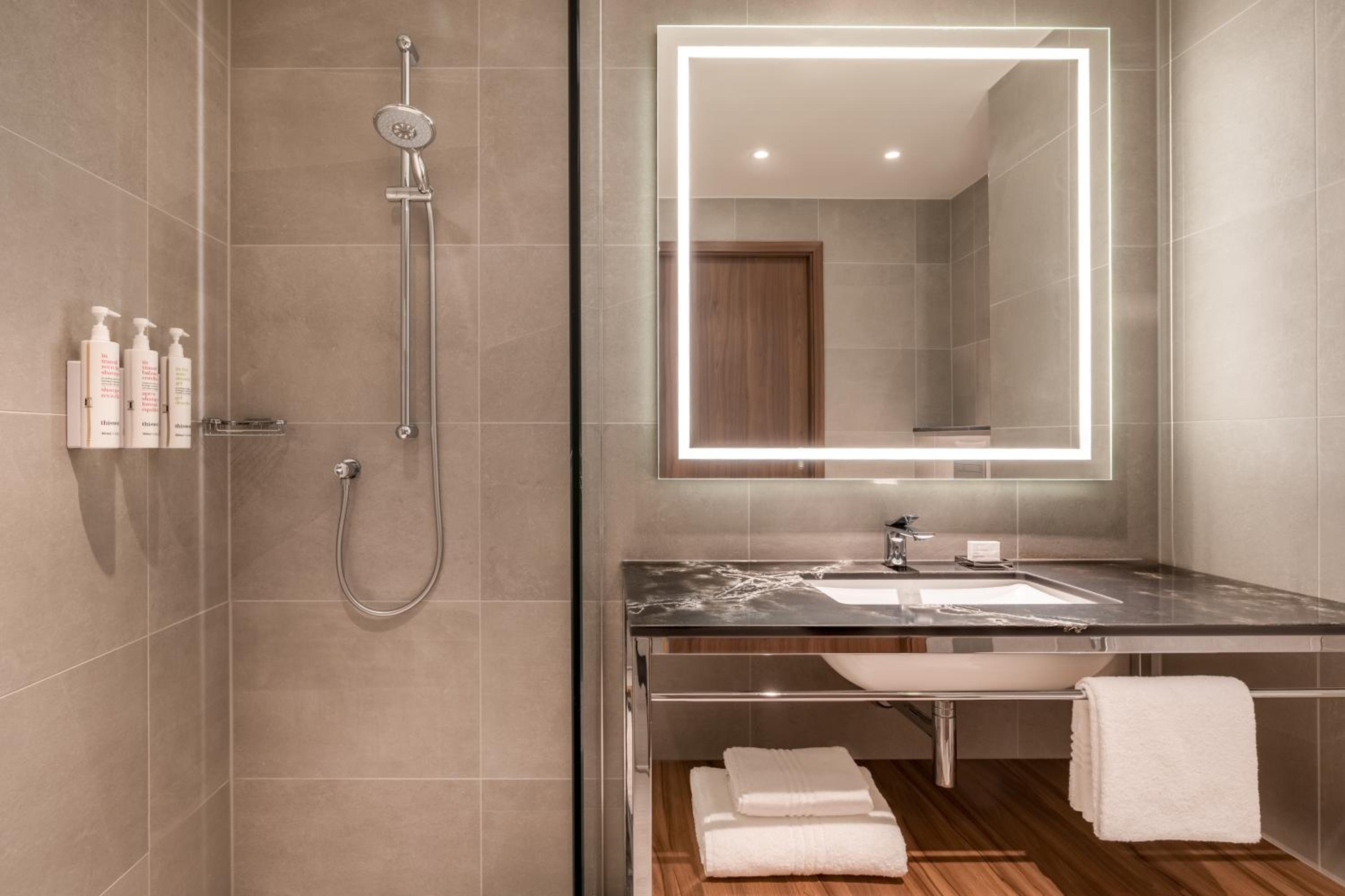 Premium Twin Room - Photo 2