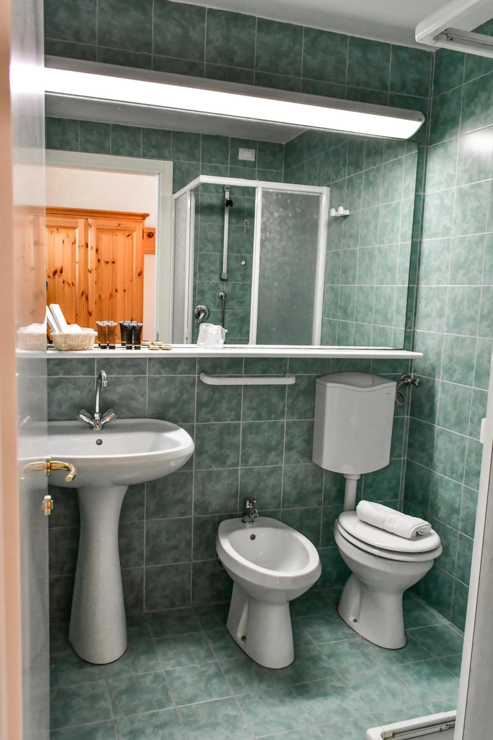 Double or Twin Room with Private Bathroom photo 2