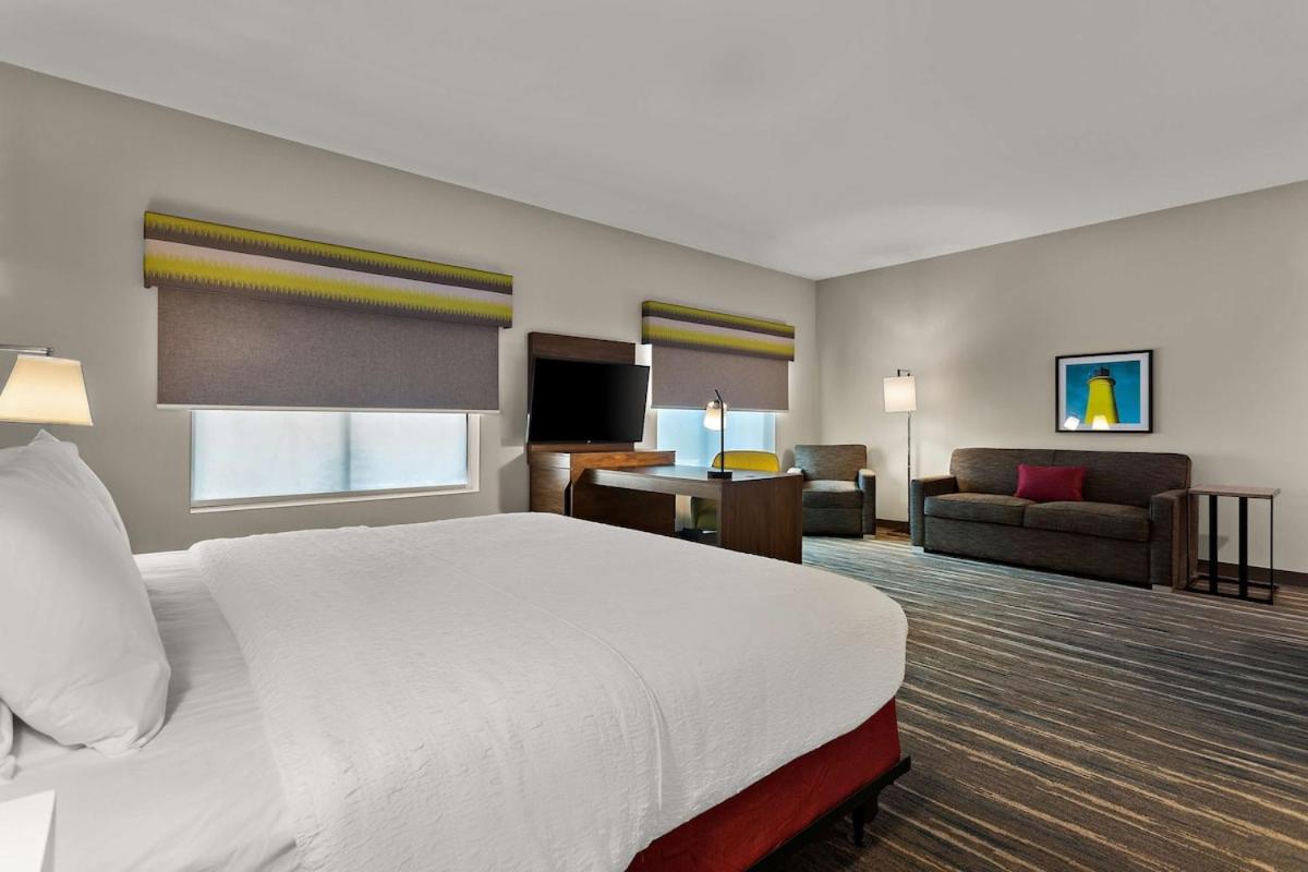 King Room with Roll-In Shower - Mobility and Hearing Access/Non-Smoking - Photo 3