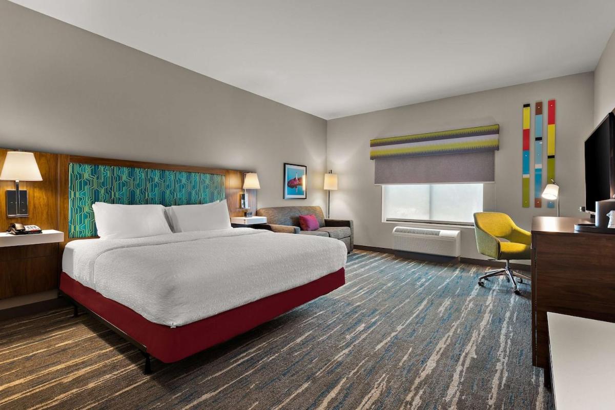 King Room with Roll-In Shower - Mobility and Hearing Access/Non-Smoking - Photo 5