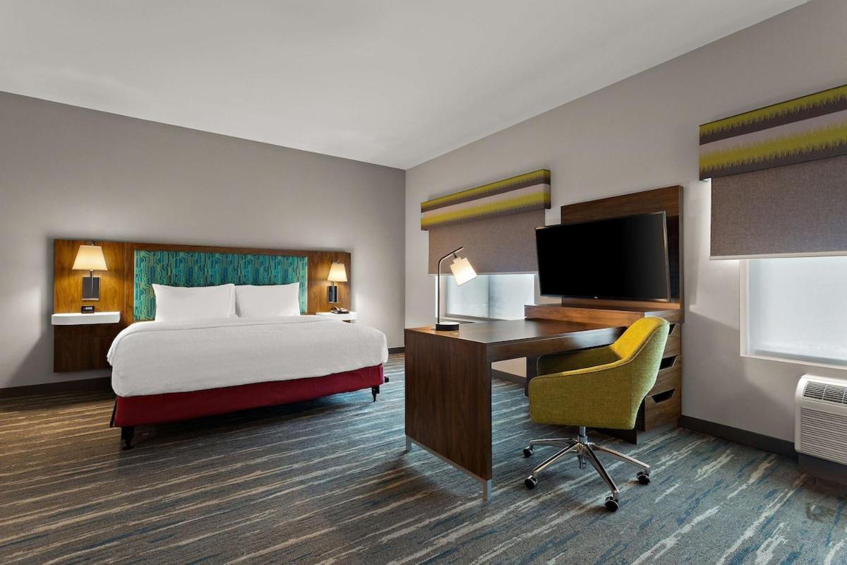 King Room with Roll-In Shower - Mobility and Hearing Access/Non-Smoking - Photo 4
