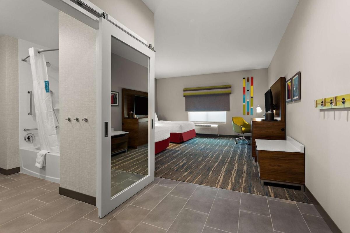 Queen Room with Two Queen Beds - Mobility and Hearing Access/Non-Smoking - Photo 4