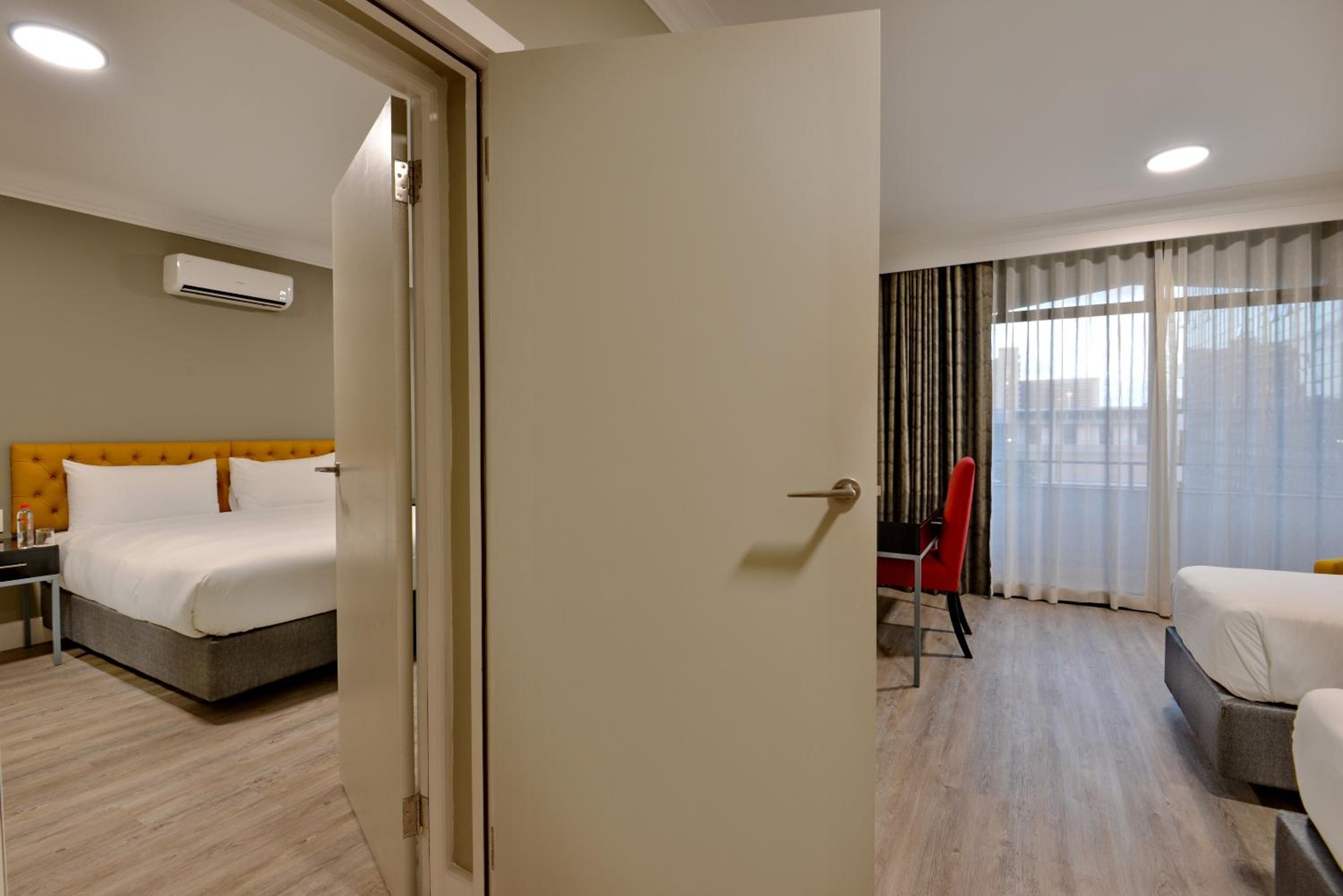 Large Twin Room - Photo 2