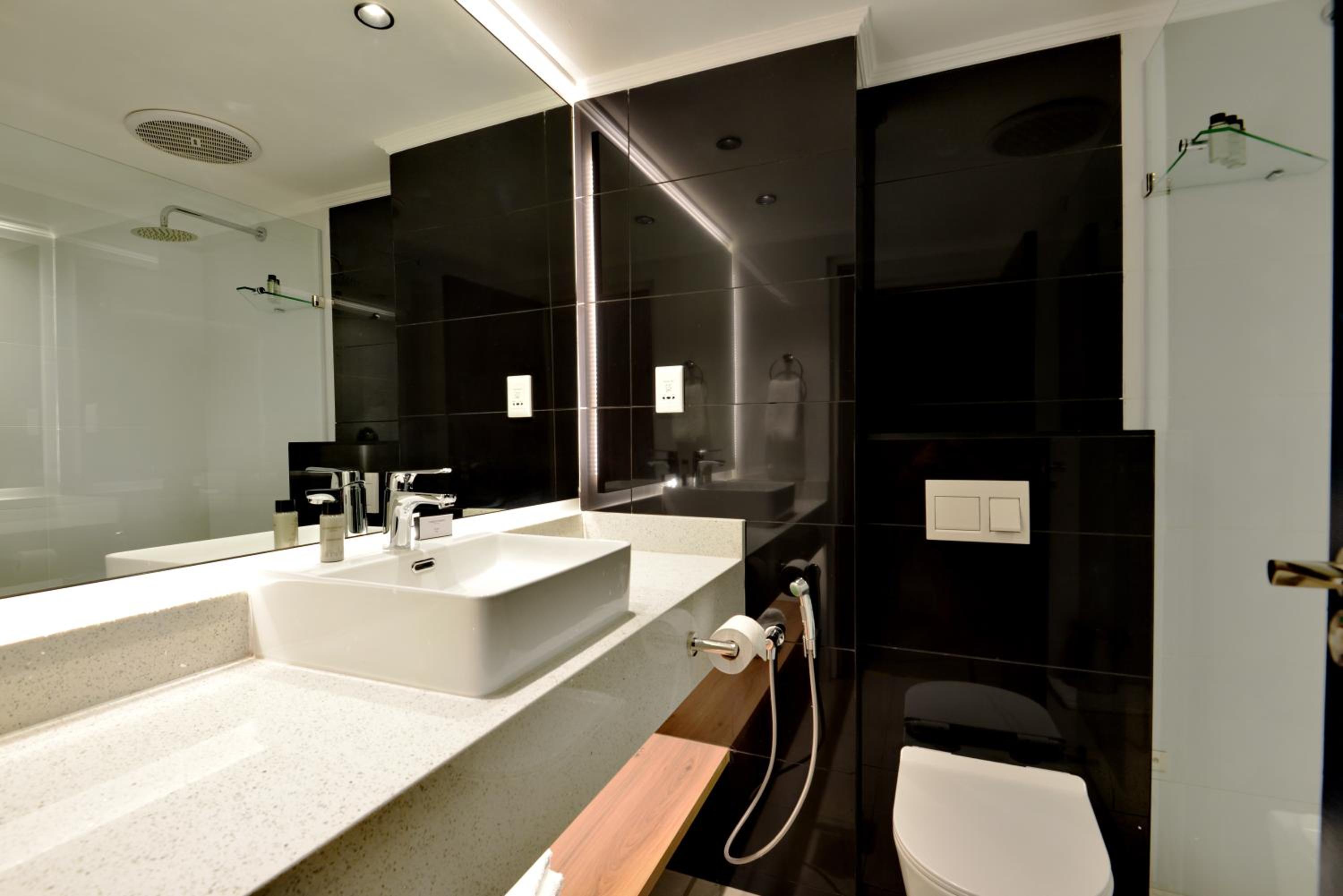 Deluxe King Room - Photo 7