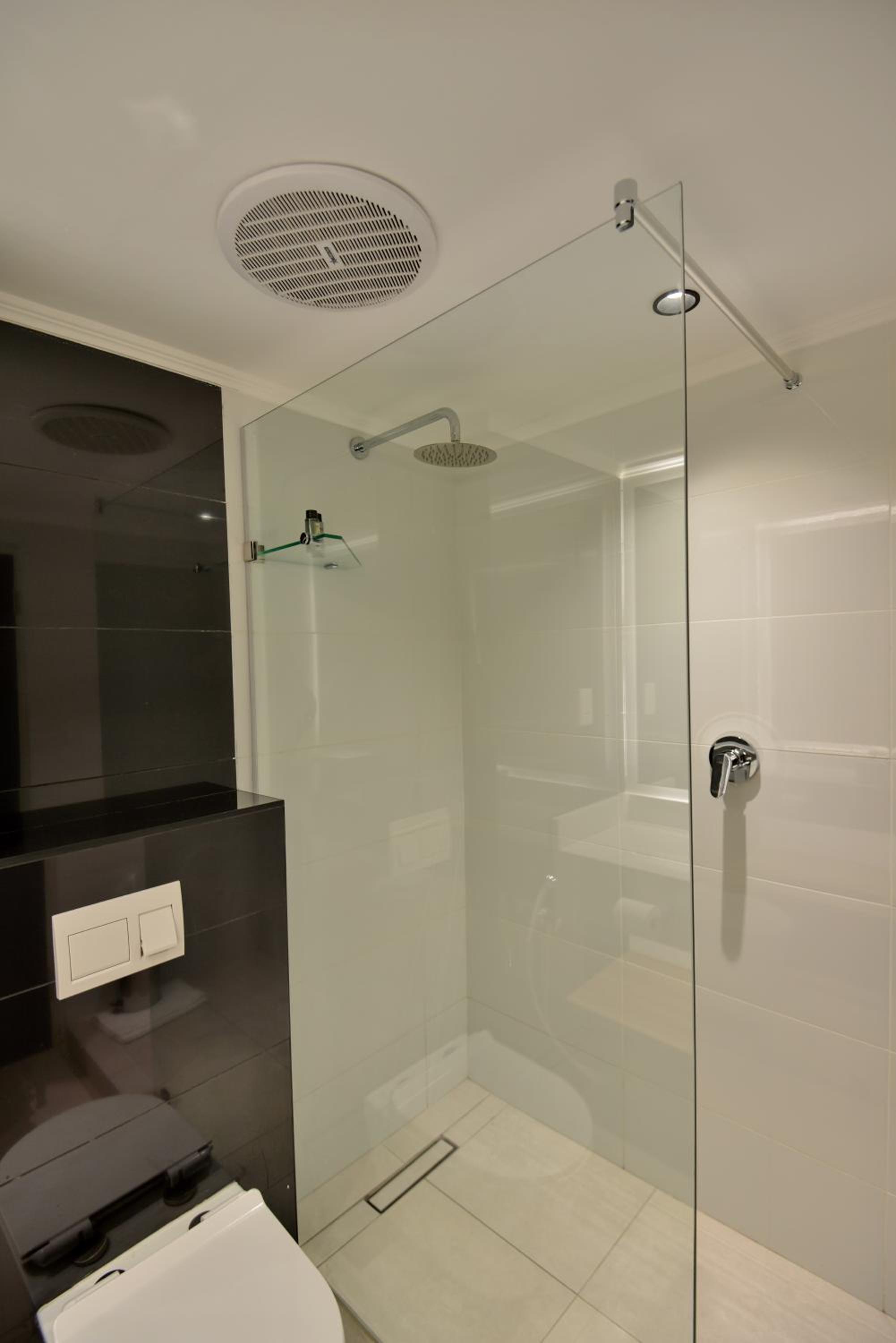 Deluxe King Room - Photo 8