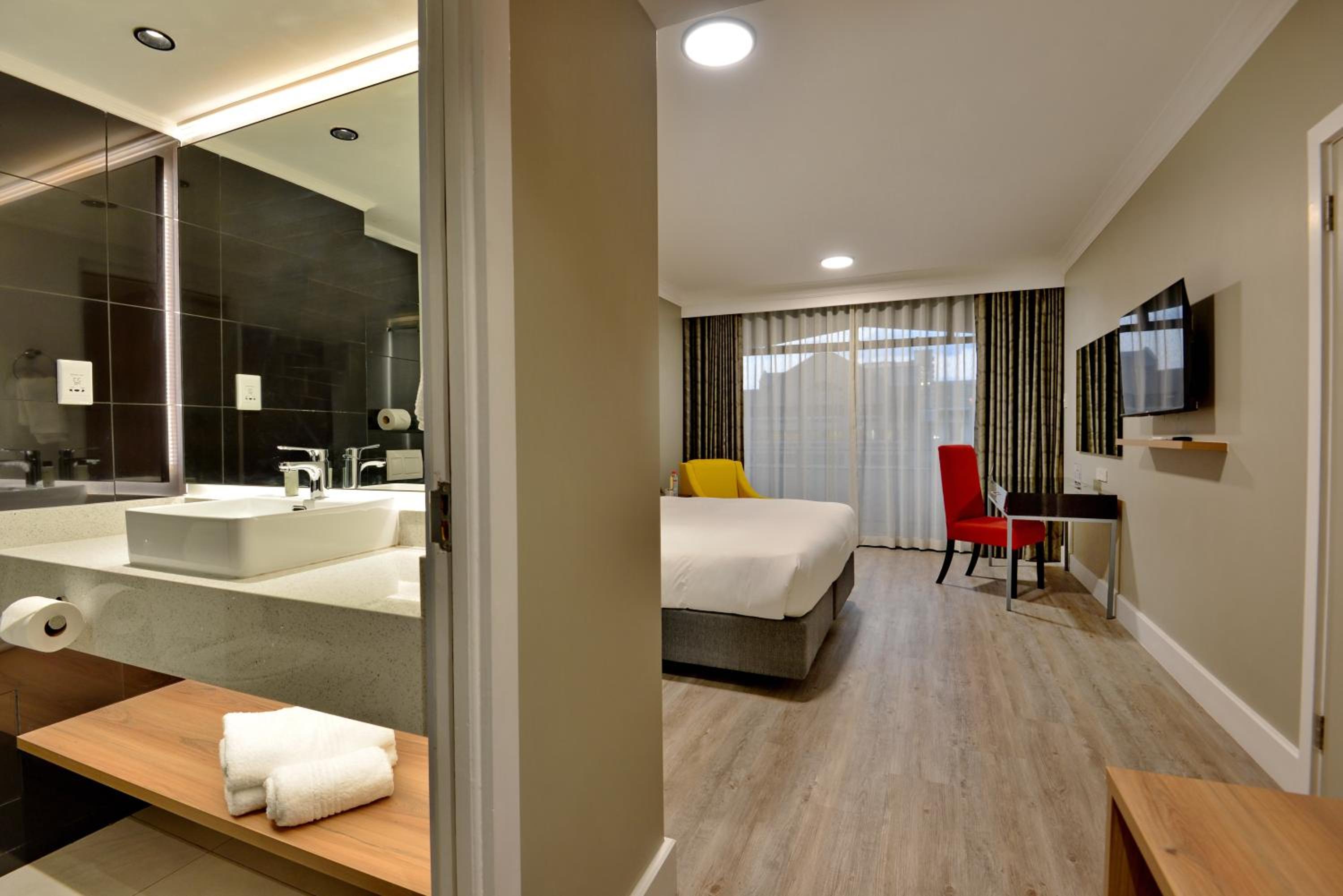 Deluxe King Room - Photo 10