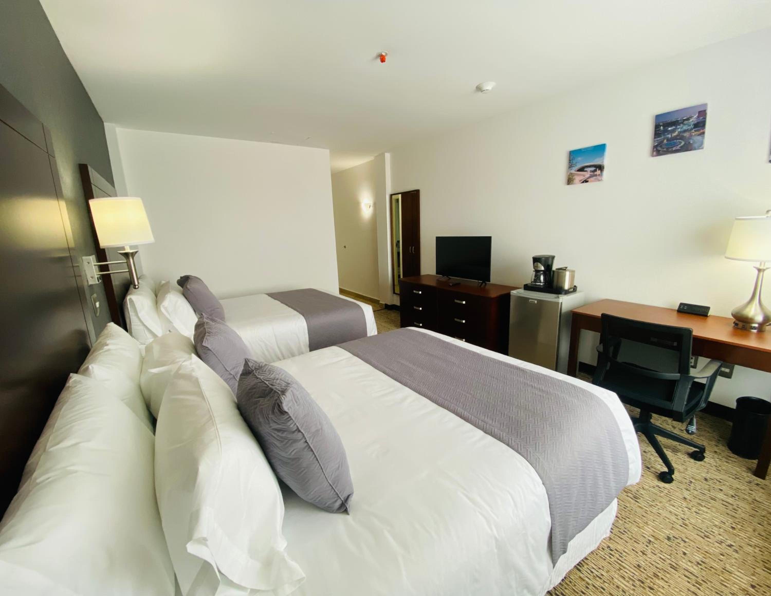 Queen Room with Two Queen Beds - Non-Smoking - Photo 6
