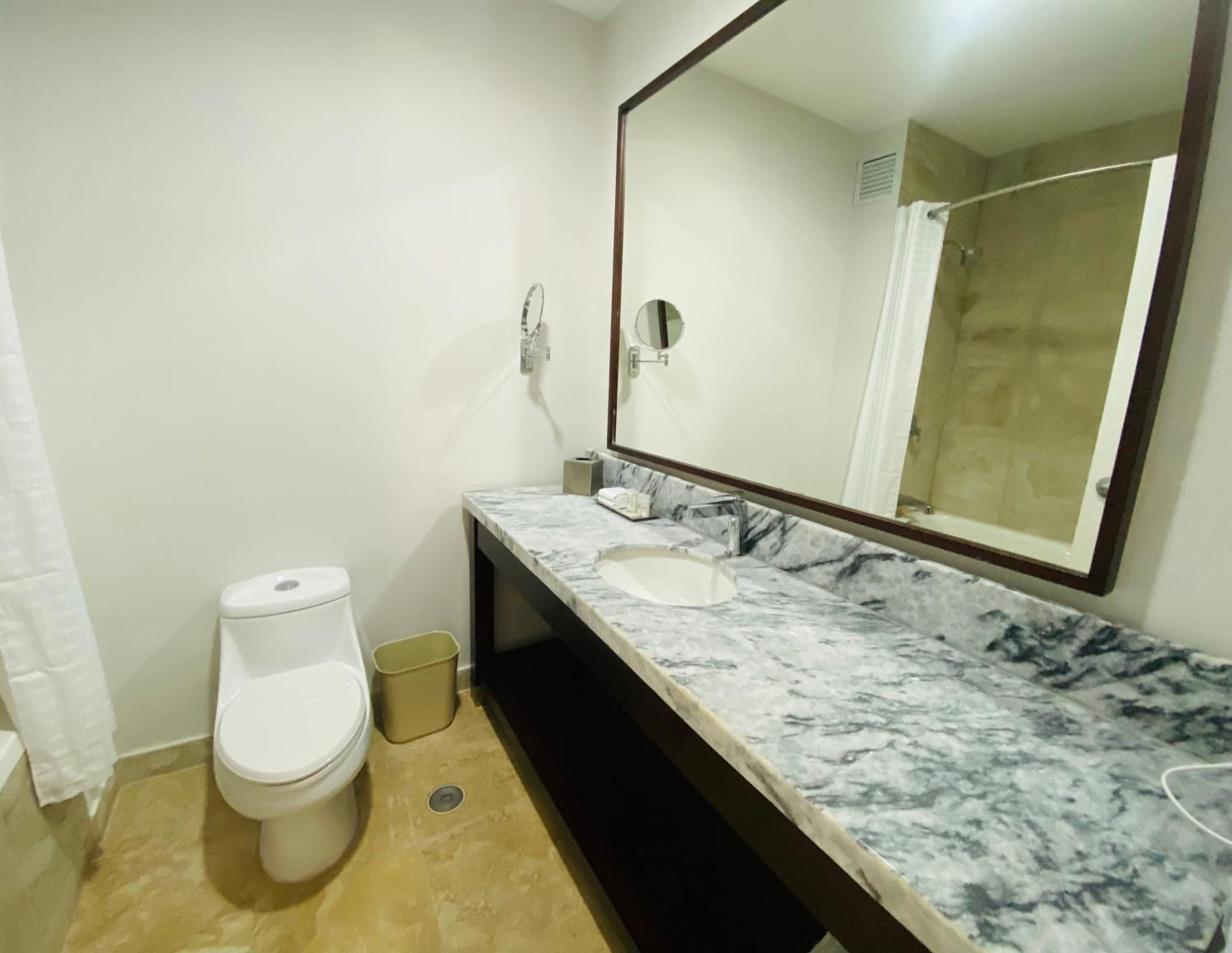 Queen Room with Two Queen Beds - Non-Smoking - Photo 5