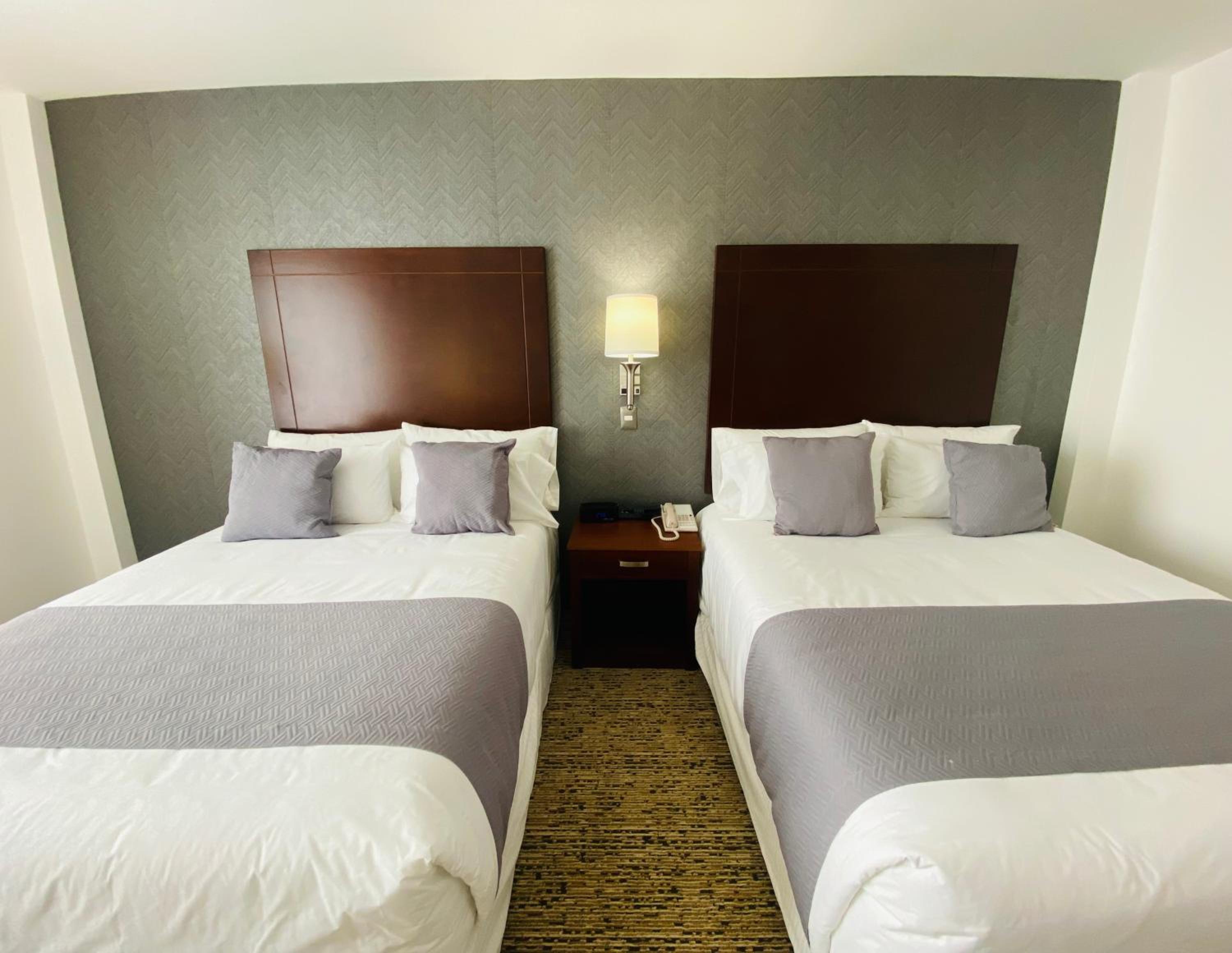Queen Room with Two Queen Beds - Non-Smoking - Photo 4