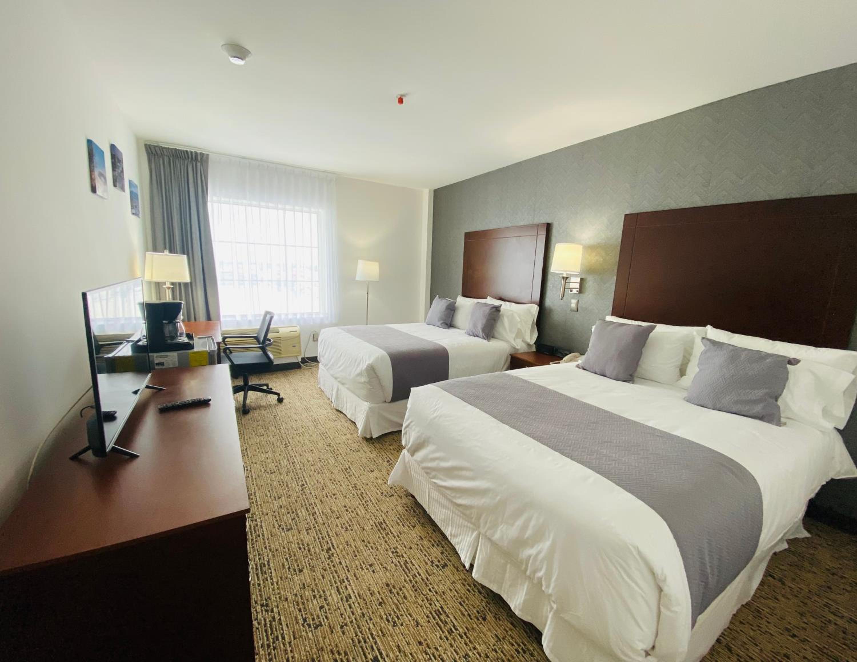 Queen Room with Two Queen Beds - Non-Smoking - Photo 3