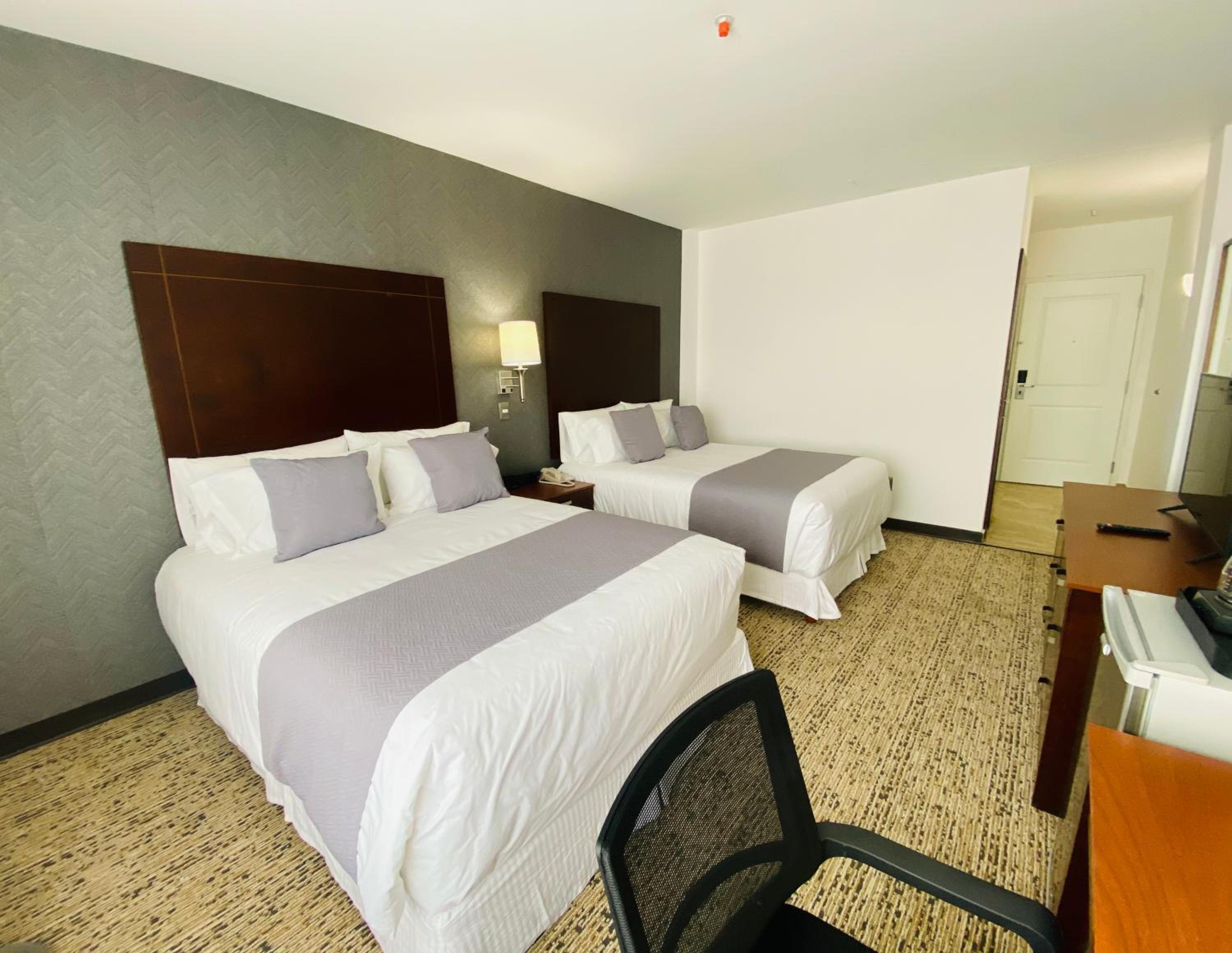Queen Room with Two Queen Beds - Non-Smoking - Photo 2