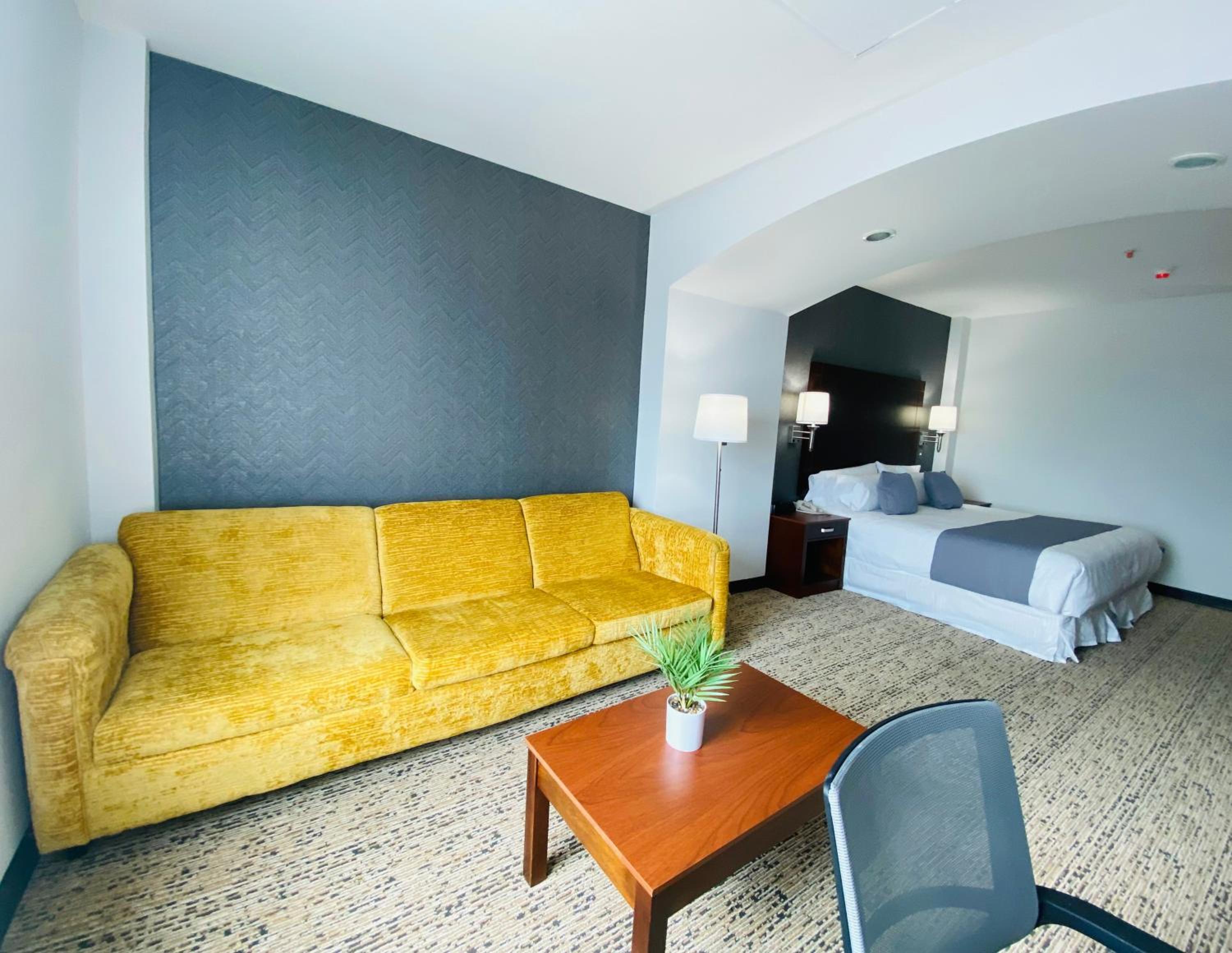 Junior King Suite - Non-Smoking - Photo 10