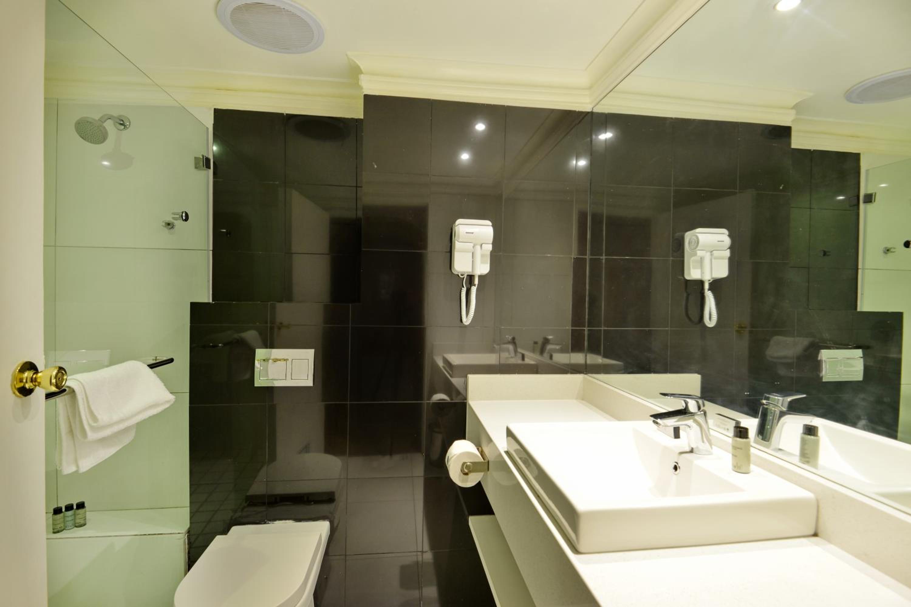 Deluxe King Room - Photo 5