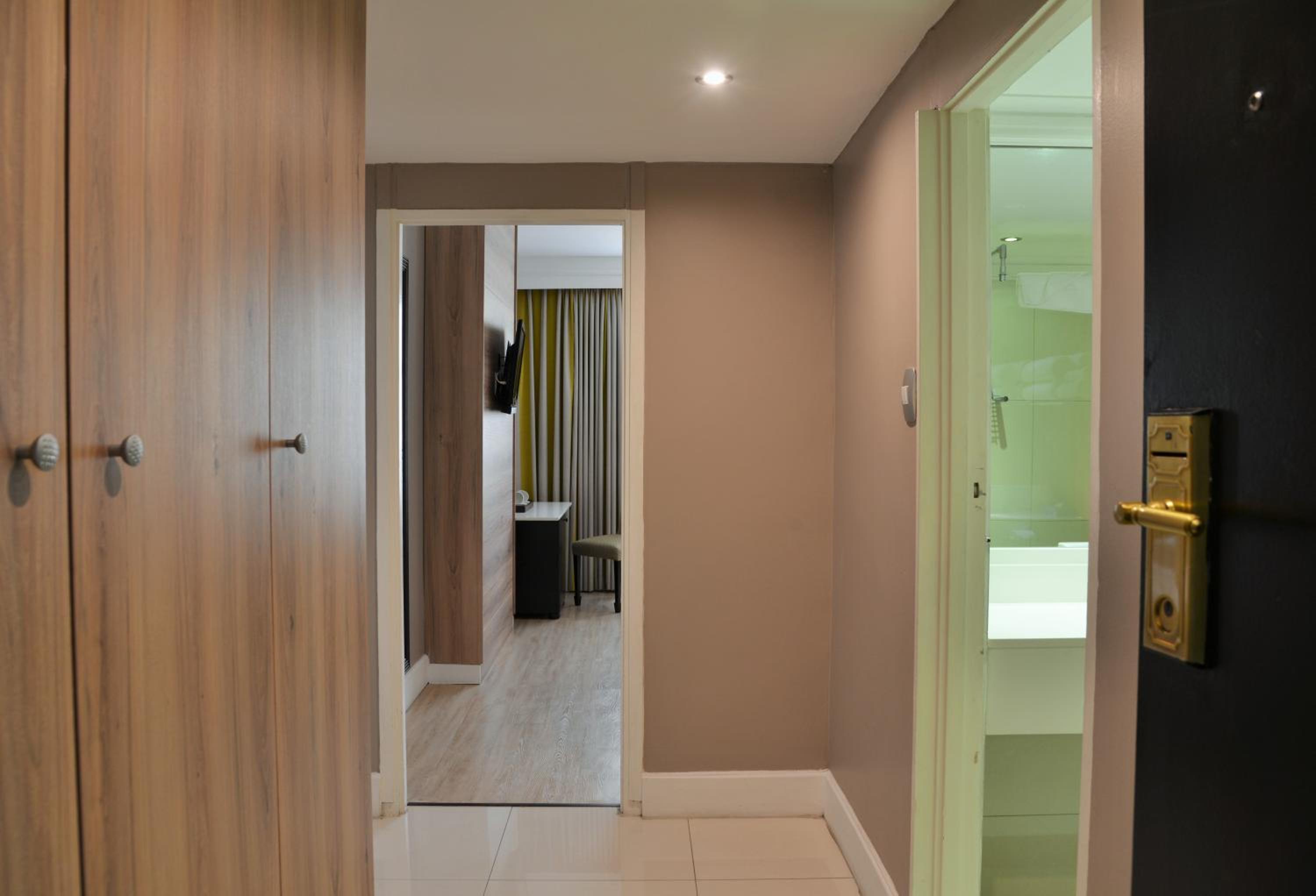 Superior Family Room - Photo 15