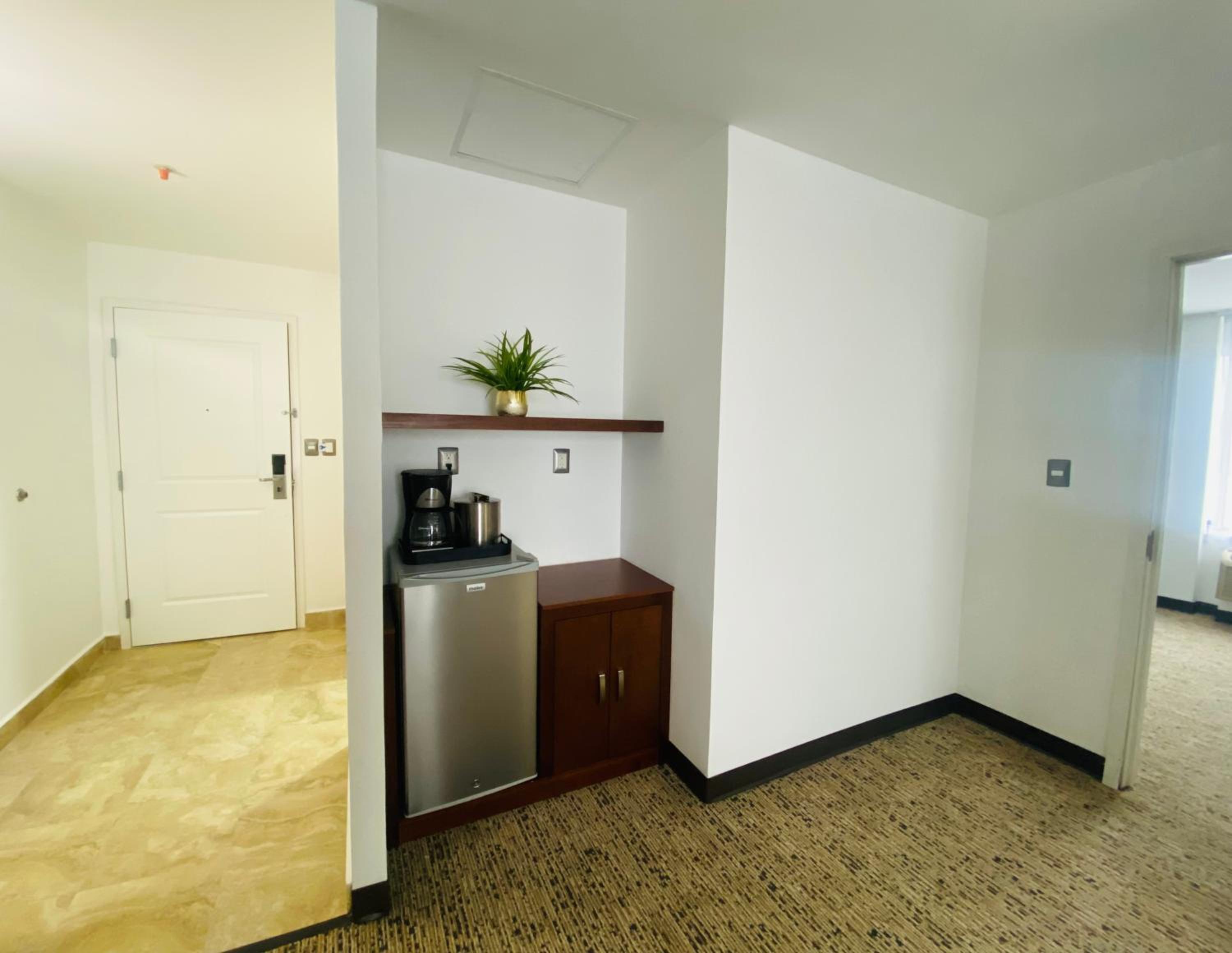 King Suite - Non-Smoking - Photo 2