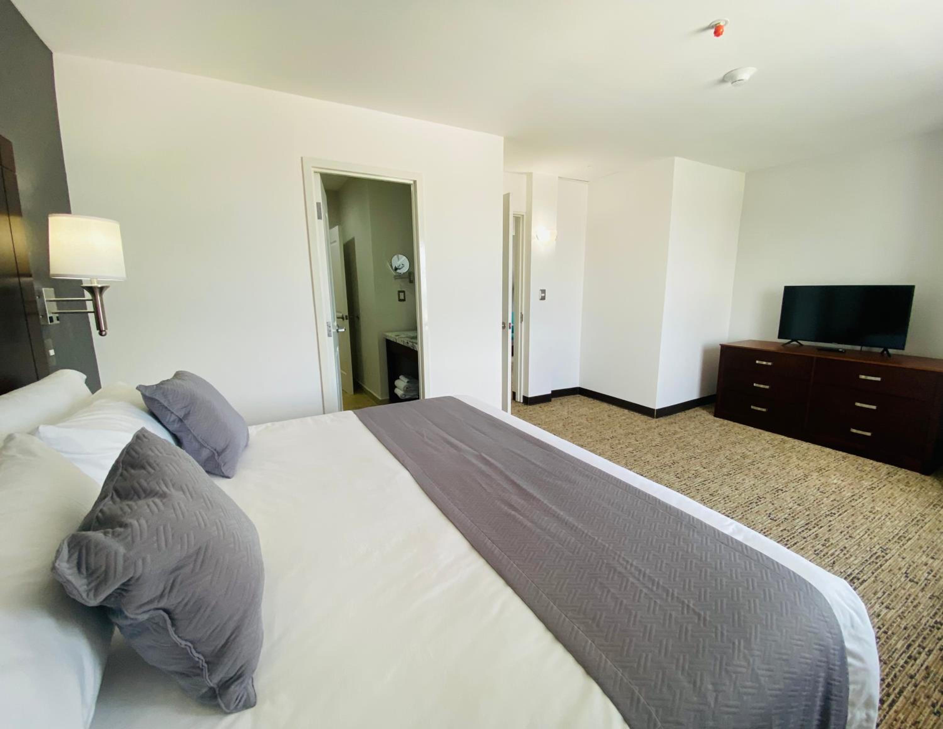 King Suite - Non-Smoking - Photo 3