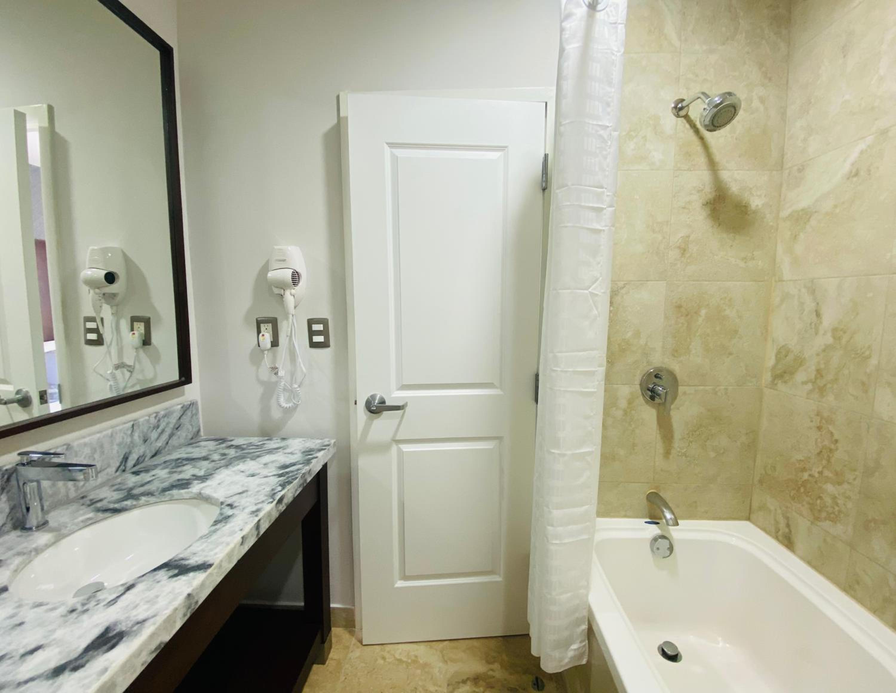 King Room - Mobility Access/Non-Smoking - Photo 4