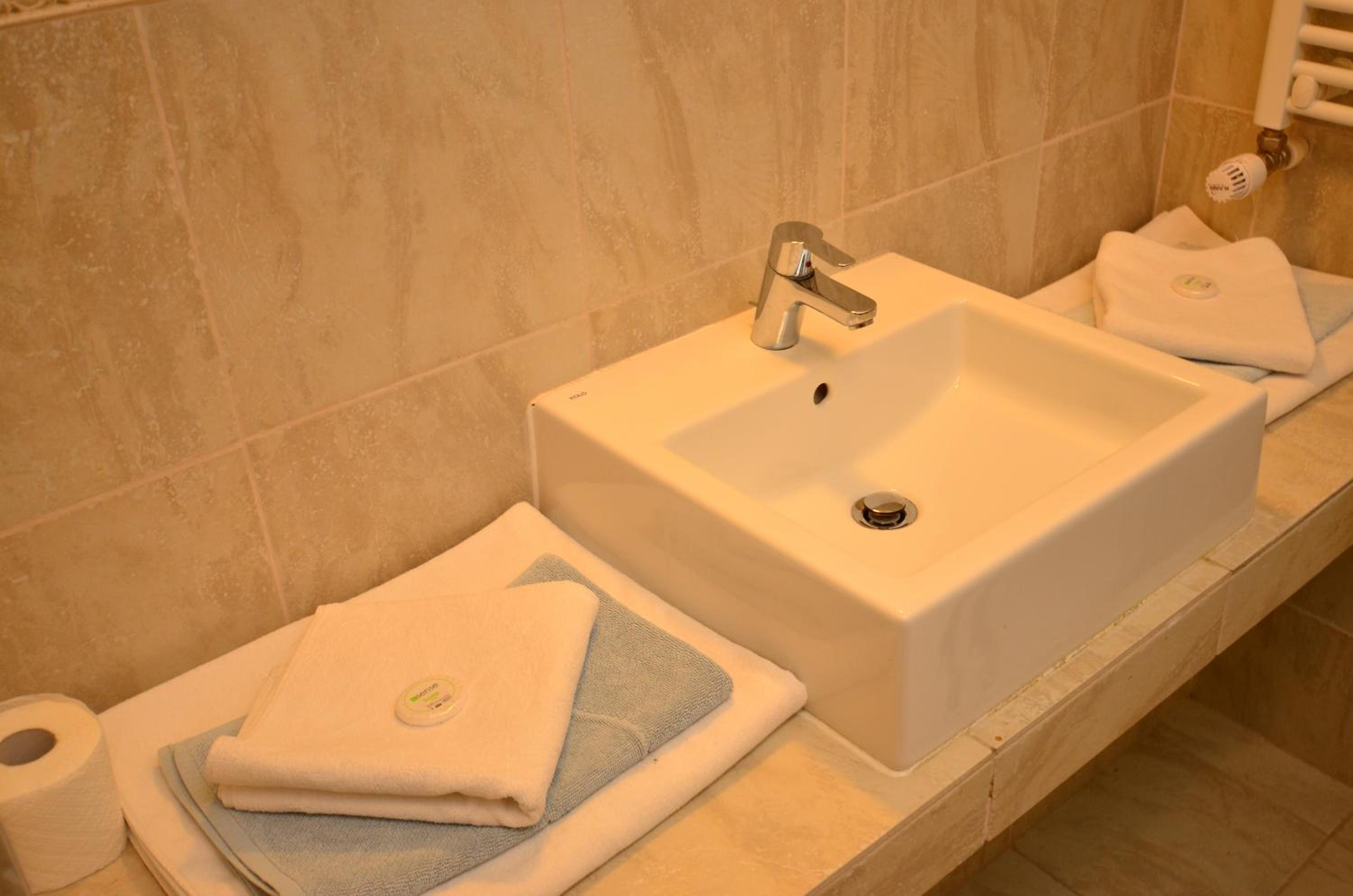 Double or Twin Room - Photo 7