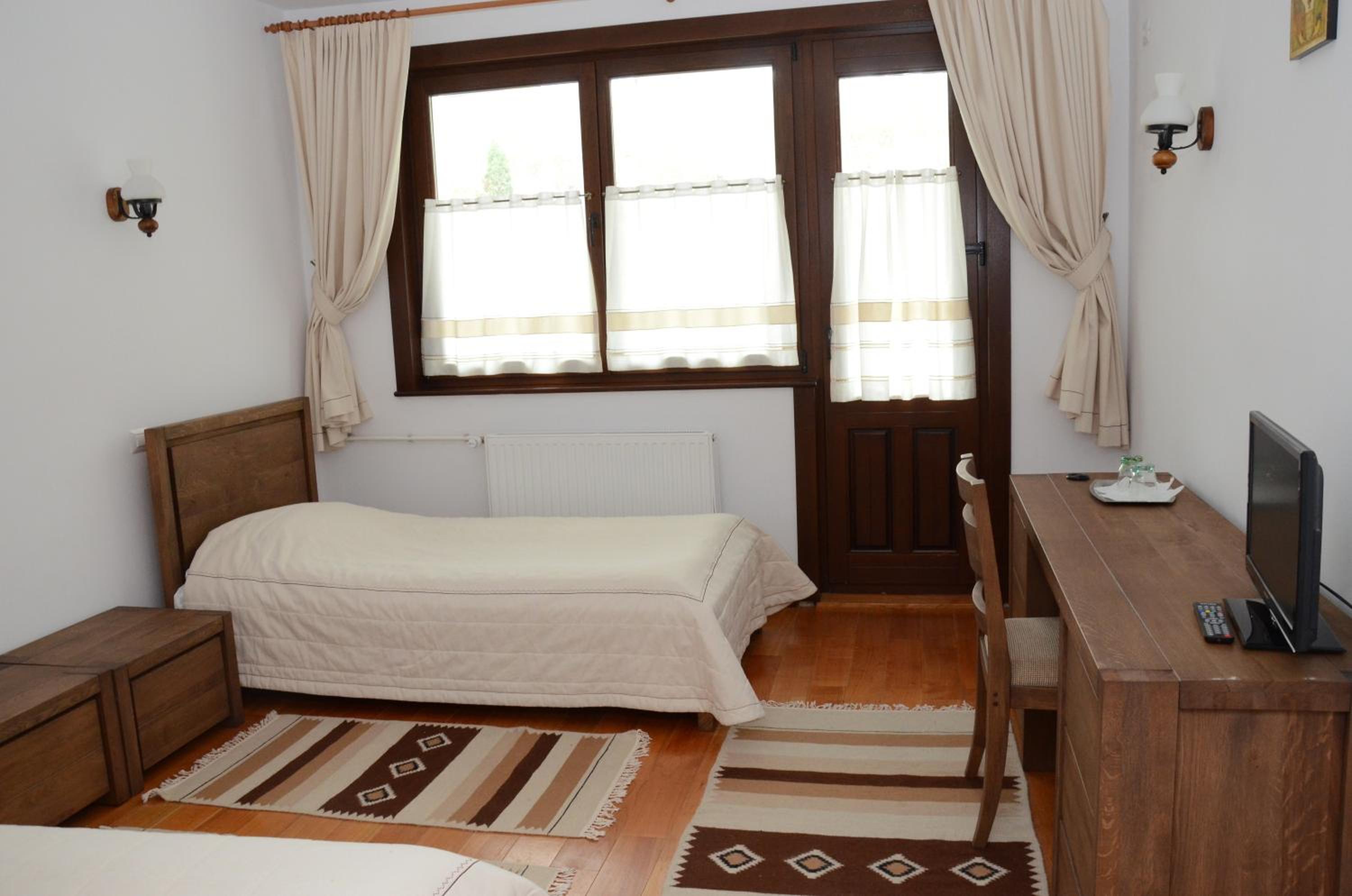 Double or Twin Room - Photo 4