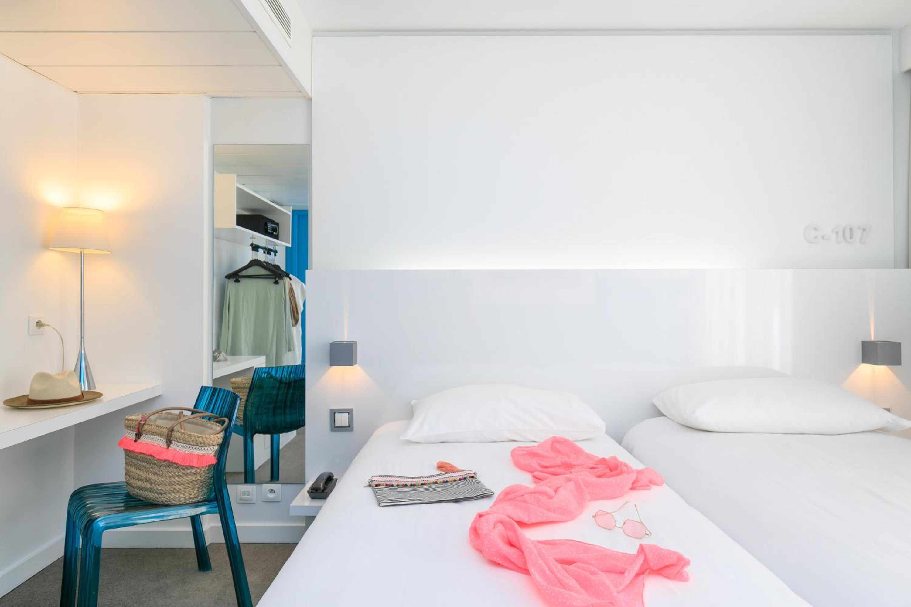 Twin Room - Photo 15