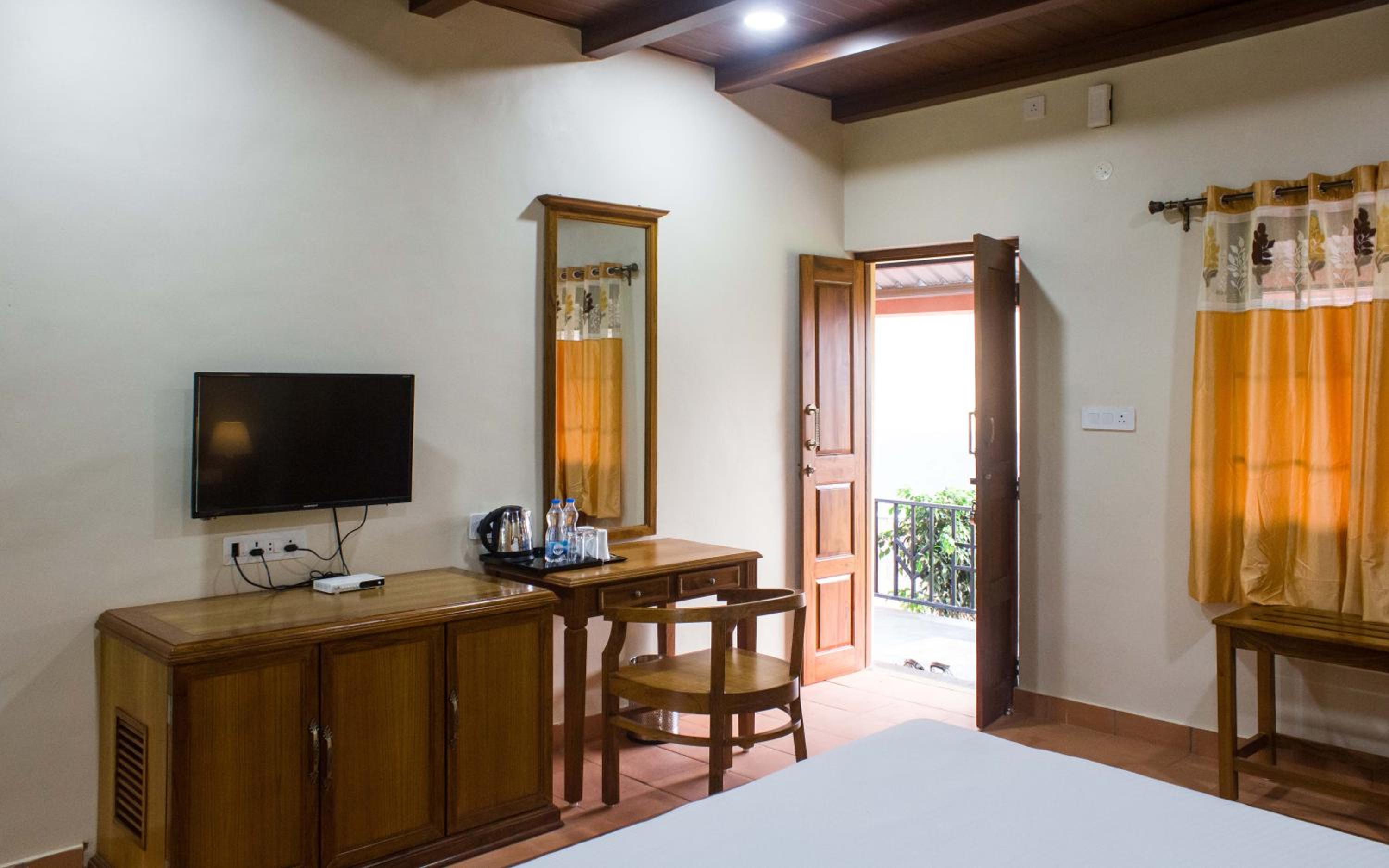 Queen Room with Garden View - Photo 3
