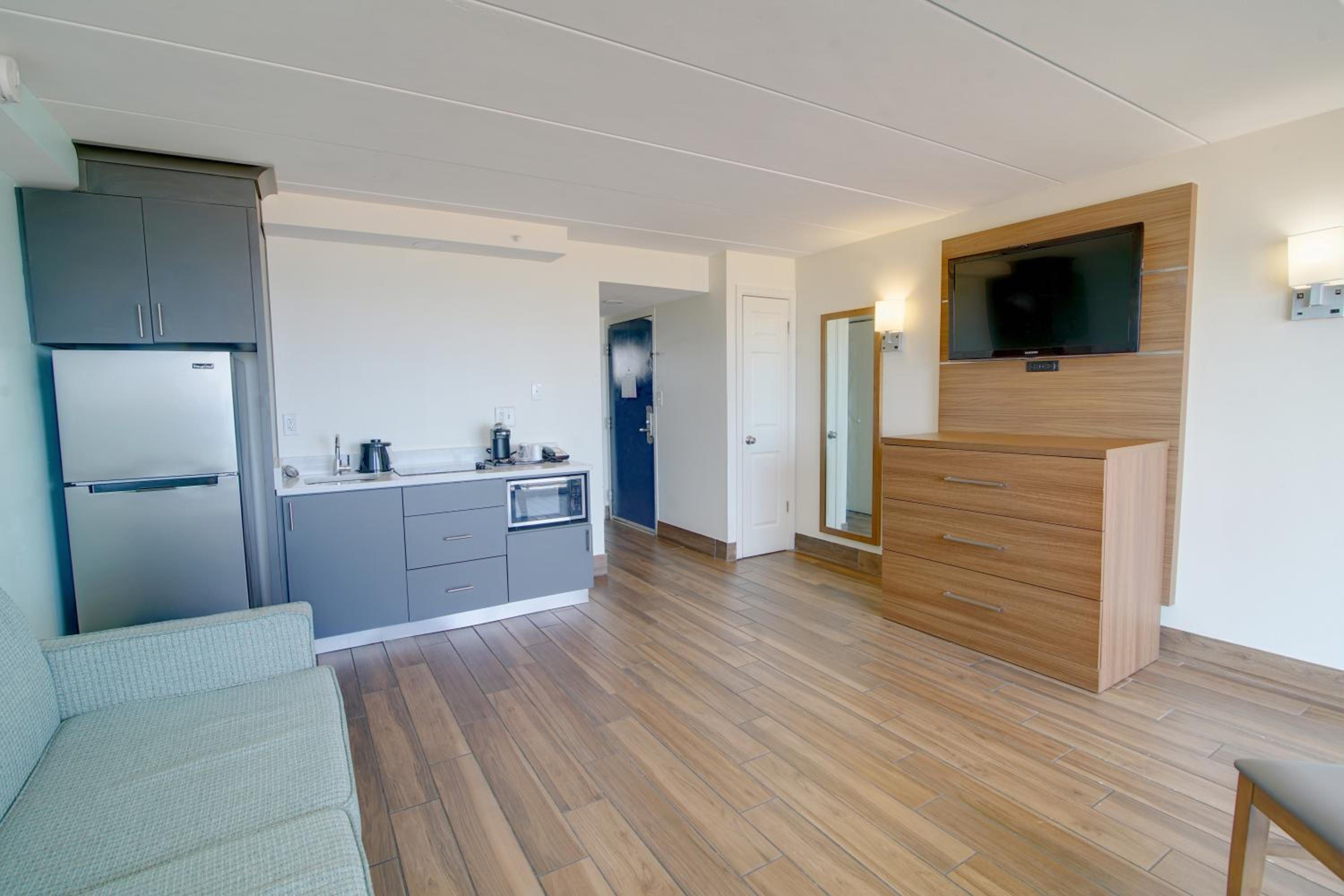 Oceanfront Suite - Lower Floor - Photo 4