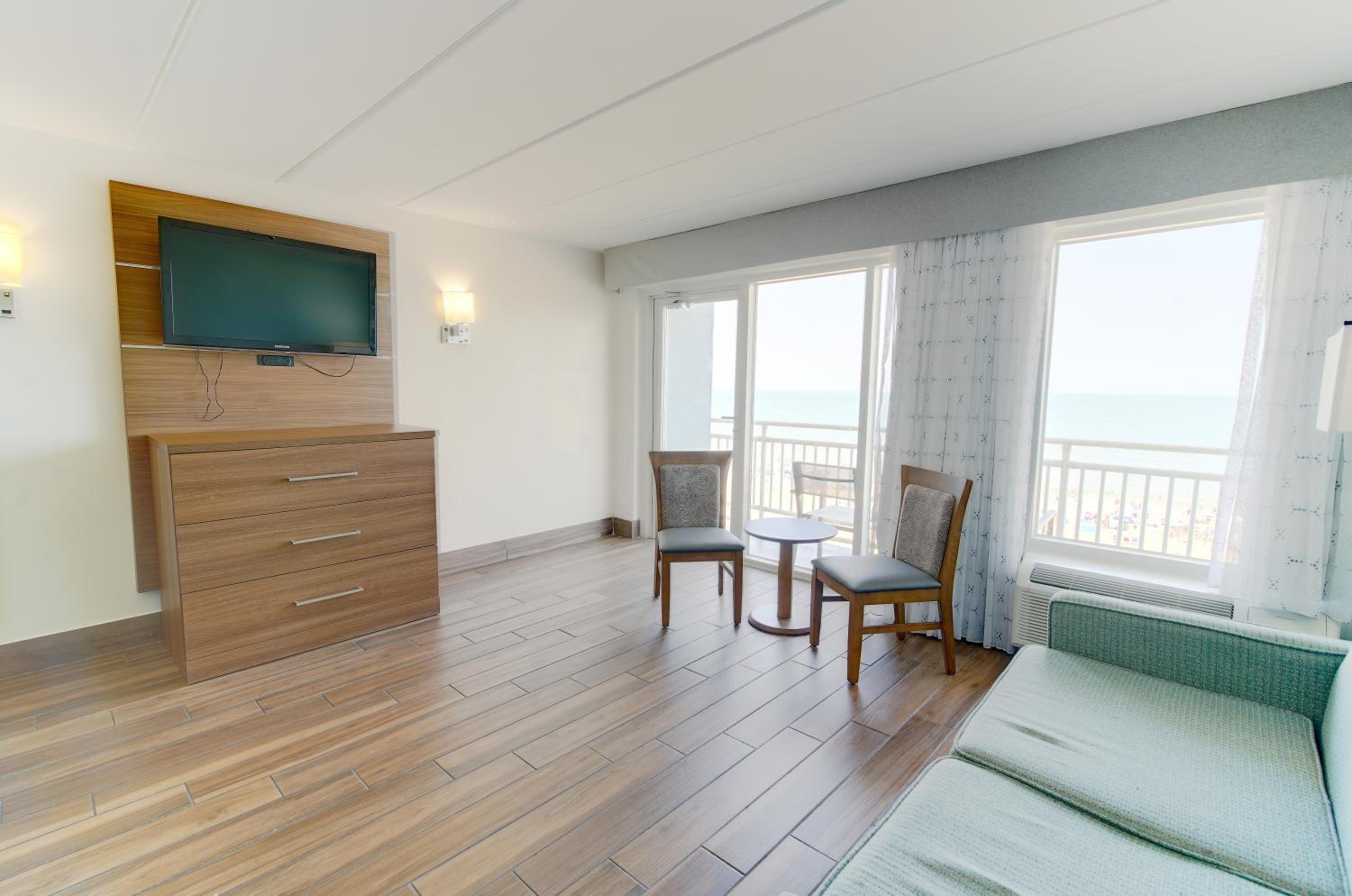 Oceanfront Suite - Lower Floor - Photo 2