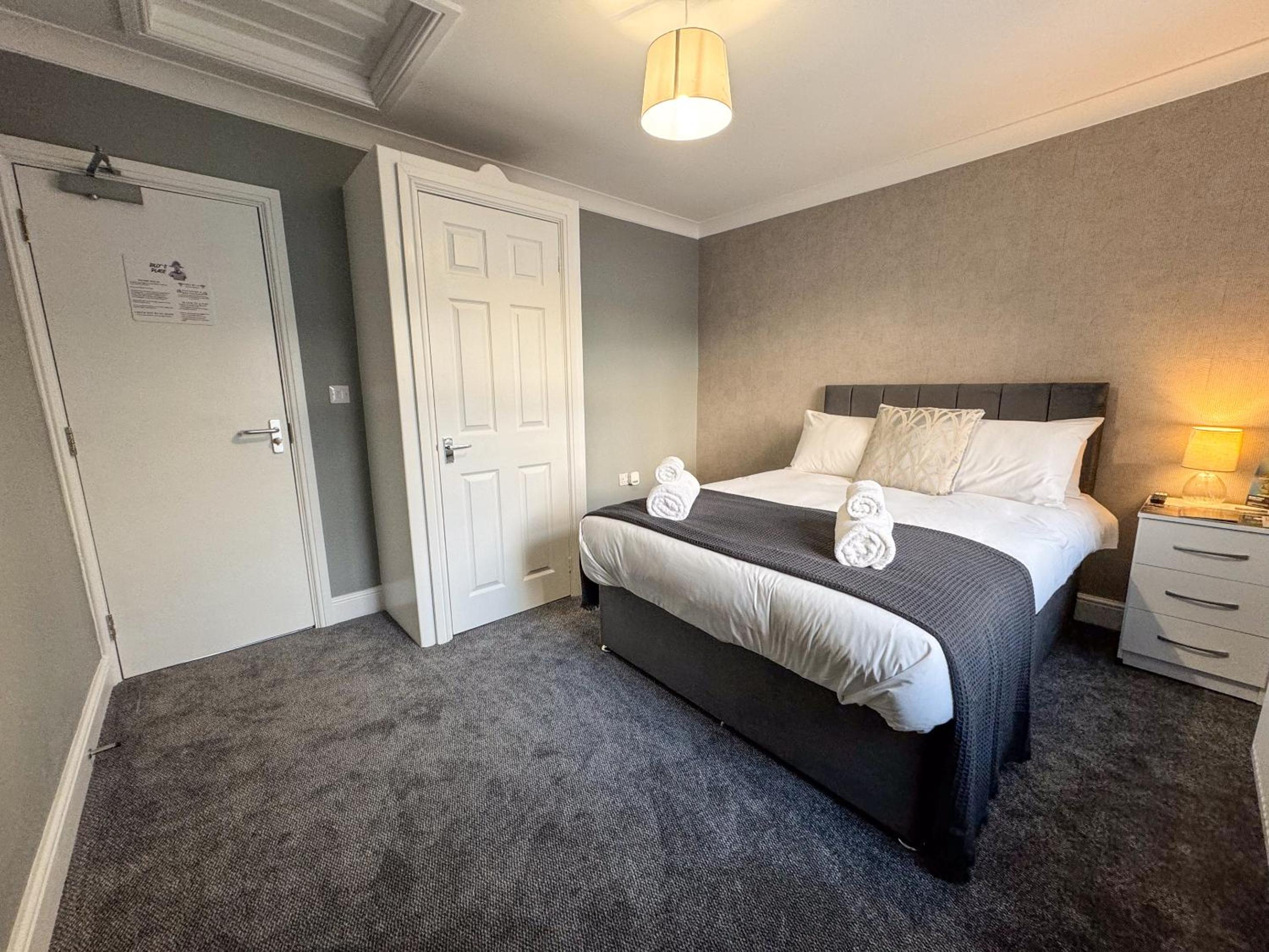 Standard King Room - Photo 7