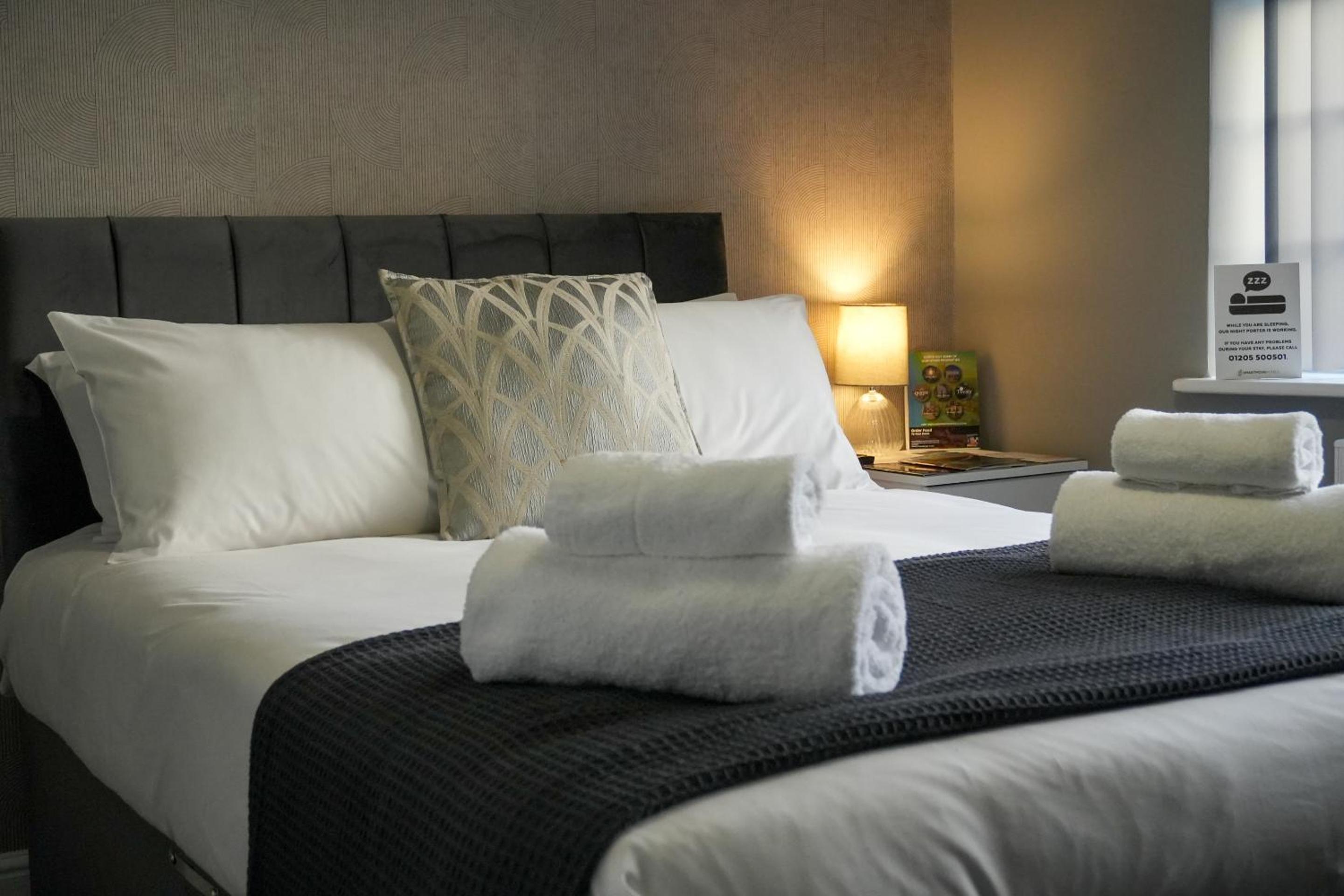 Standard King Room - Photo 12