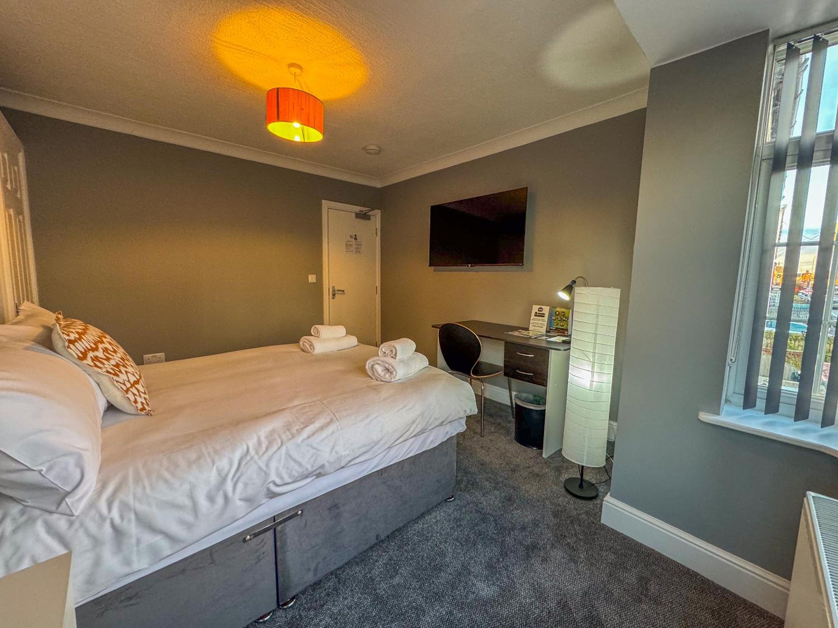 Standard King Room - Photo 15